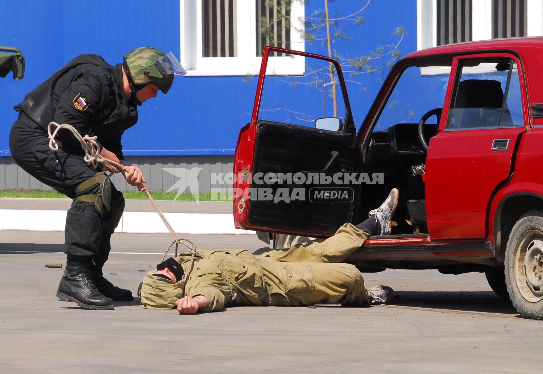 Показательные выступления тульского ОМОНА. Омоновец извлекает человека из автомобиля при помощи веревки.