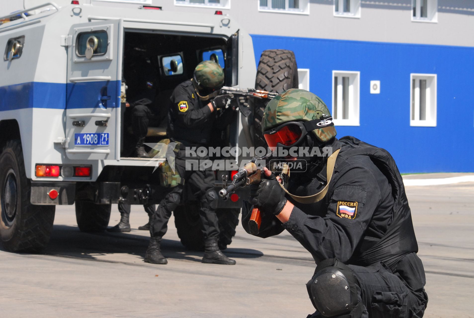 Показательные выступления тульского ОМОНА. Омоновец в полной экипировке с автоматом калашникова.