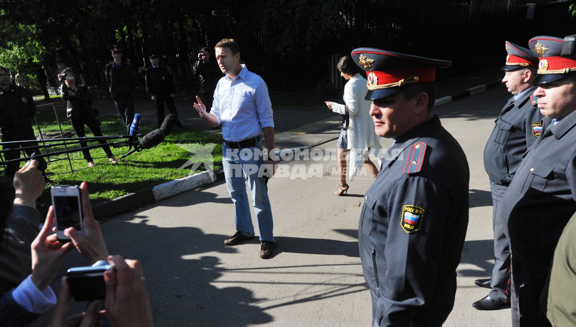 Блогер Алексей Навальный после освобождения из спецприемника, где он отбывал 15-суточный административный арест за неповиновение сотрудникам полиции.