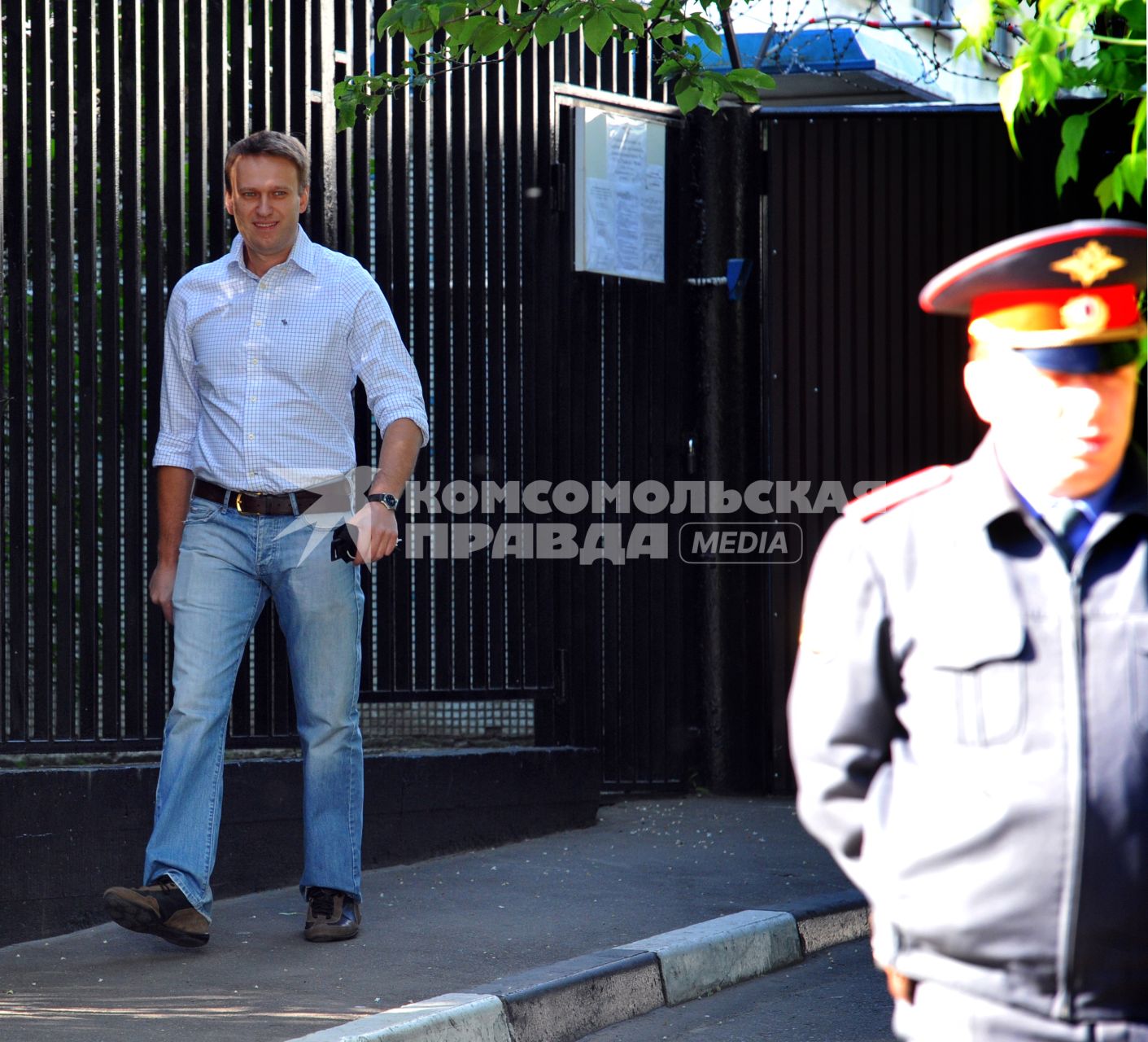 Блогер Алексей Навальный после освобождения из спецприемника, где он отбывал 15-суточный административный арест за неповиновение сотрудникам полиции.