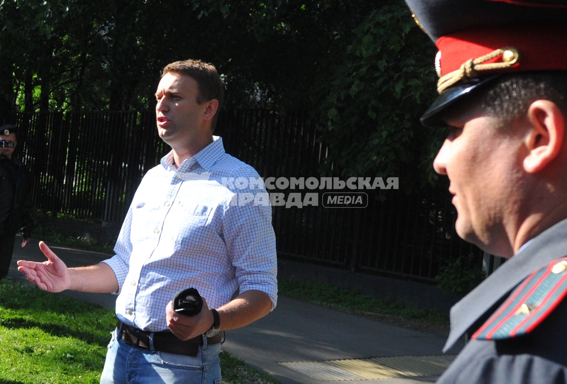 Блогер Алексей Навальный после освобождения из спецприемника, где он отбывал 15-суточный административный арест за неповиновение сотрудникам полиции.
