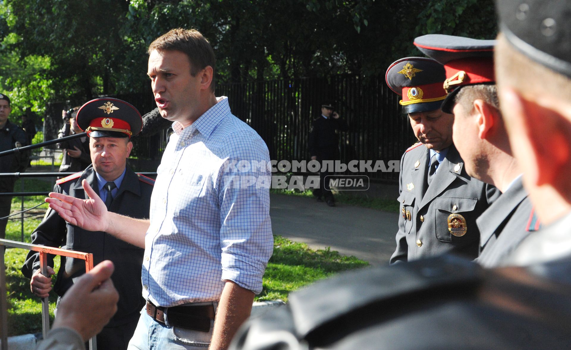 Блогер Алексей Навальный после освобождения из спецприемника, где он отбывал 15-суточный административный арест за неповиновение сотрудникам полиции.