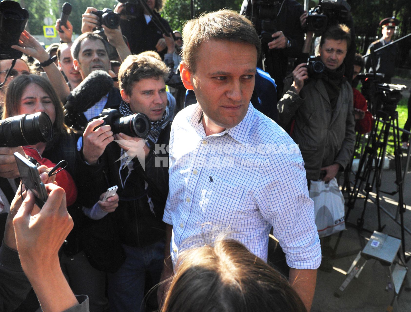 Блогер Алексей Навальный после освобождения из спецприемника, где он отбывал 15-суточный административный арест за неповиновение сотрудникам полиции.