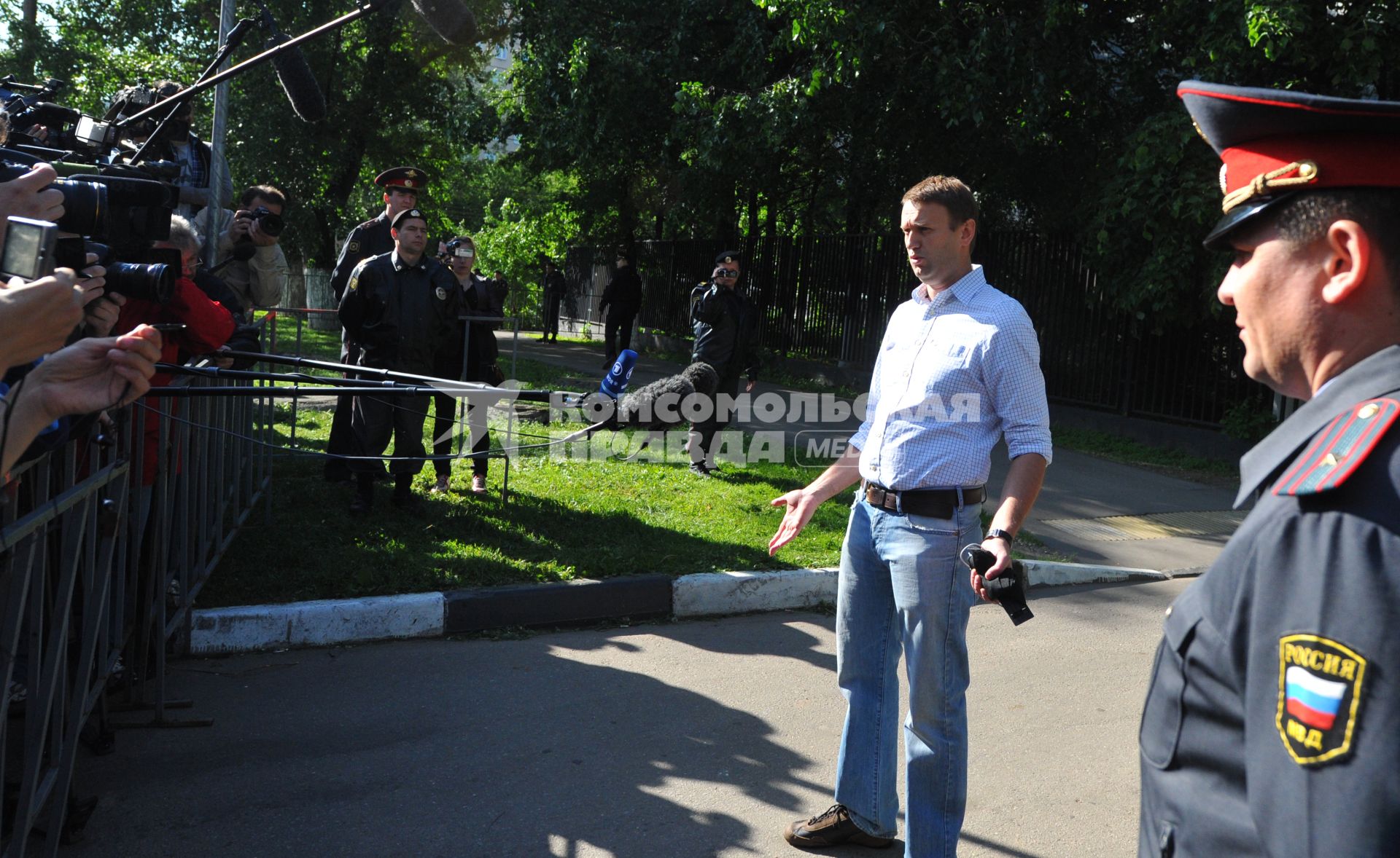 Блогер Алексей Навальный после освобождения из спецприемника, где он отбывал 15-суточный административный арест за неповиновение сотрудникам полиции.