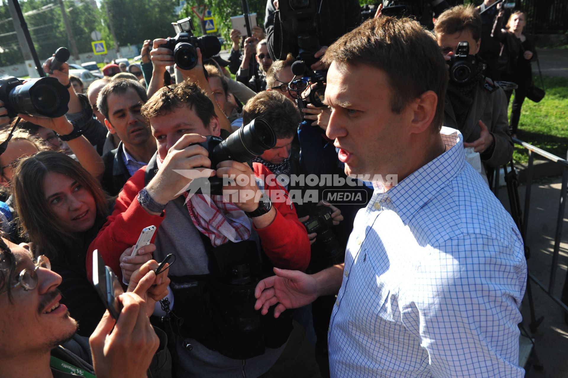 Блогер Алексей Навальный после освобождения из спецприемника, где он отбывал 15-суточный административный арест за неповиновение сотрудникам полиции.