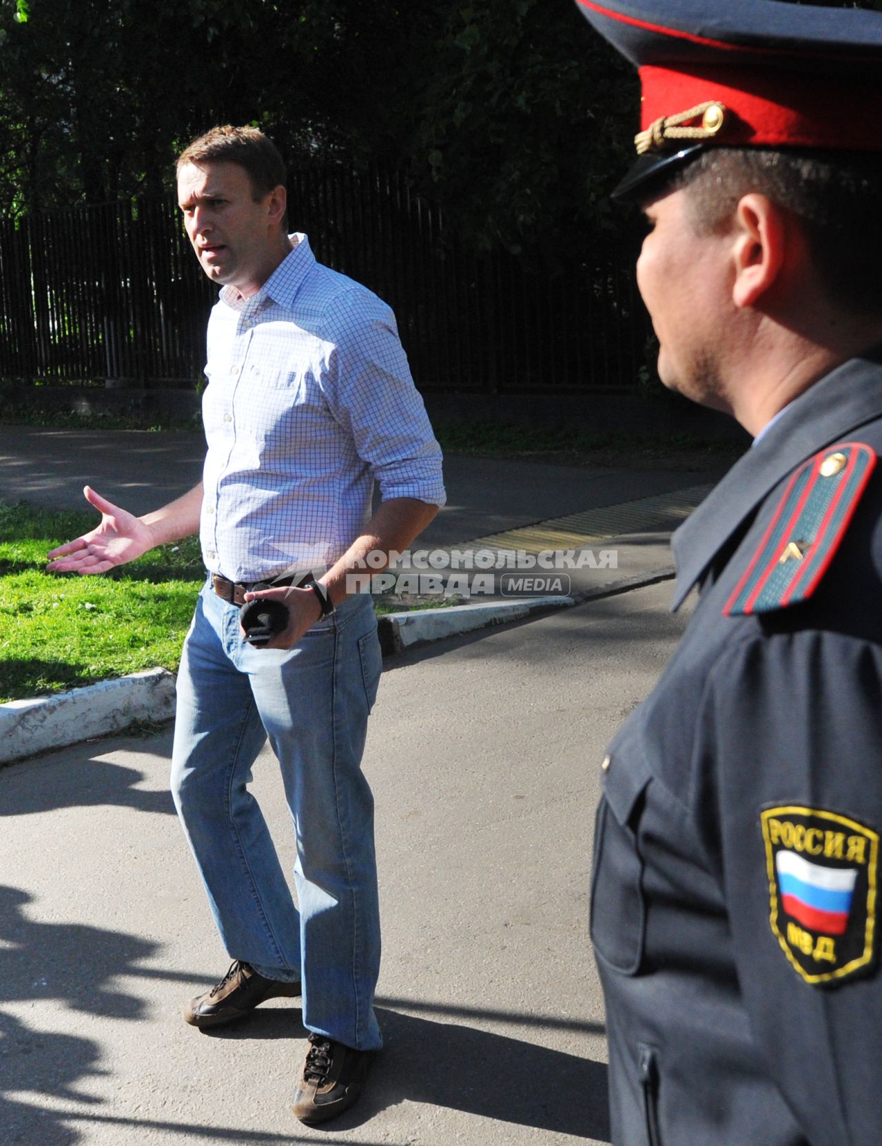 Блогер Алексей Навальный после освобождения из спецприемника, где он отбывал 15-суточный административный арест за неповиновение сотрудникам полиции.