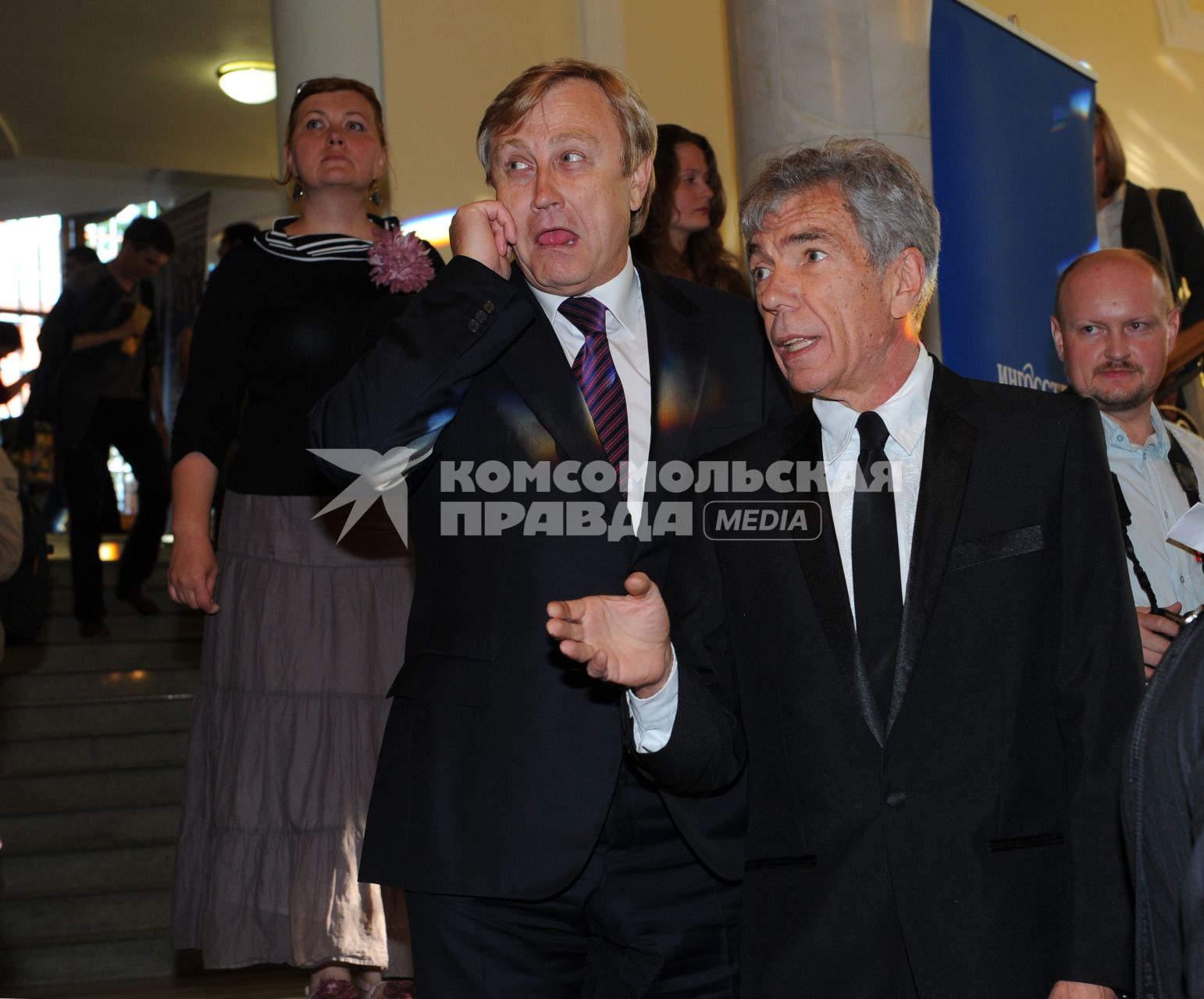 Награждение победителей конкурса `ТЭФИ-2011` в номинациях категории `Профессия`. На снимке: телеведущий Юрий Николаев и генеральный директор ТВ Центр Александр Пономарев (справа налево)  перед церемонией награждения.