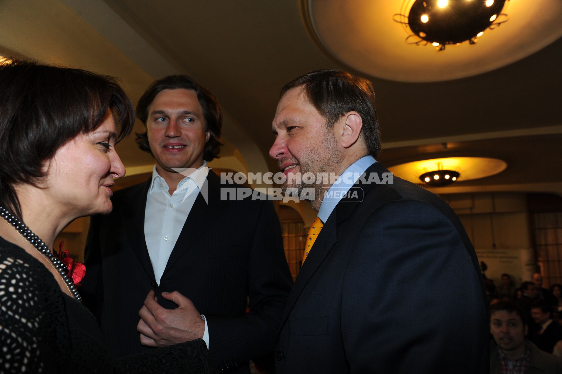 Награждение победителей конкурса `ТЭФИ-2011` в номинациях категории `Профессия`. На снимке: телеведущие Кирилл Набутов (справа) и Виктор Набутов перед церемонией награждения.