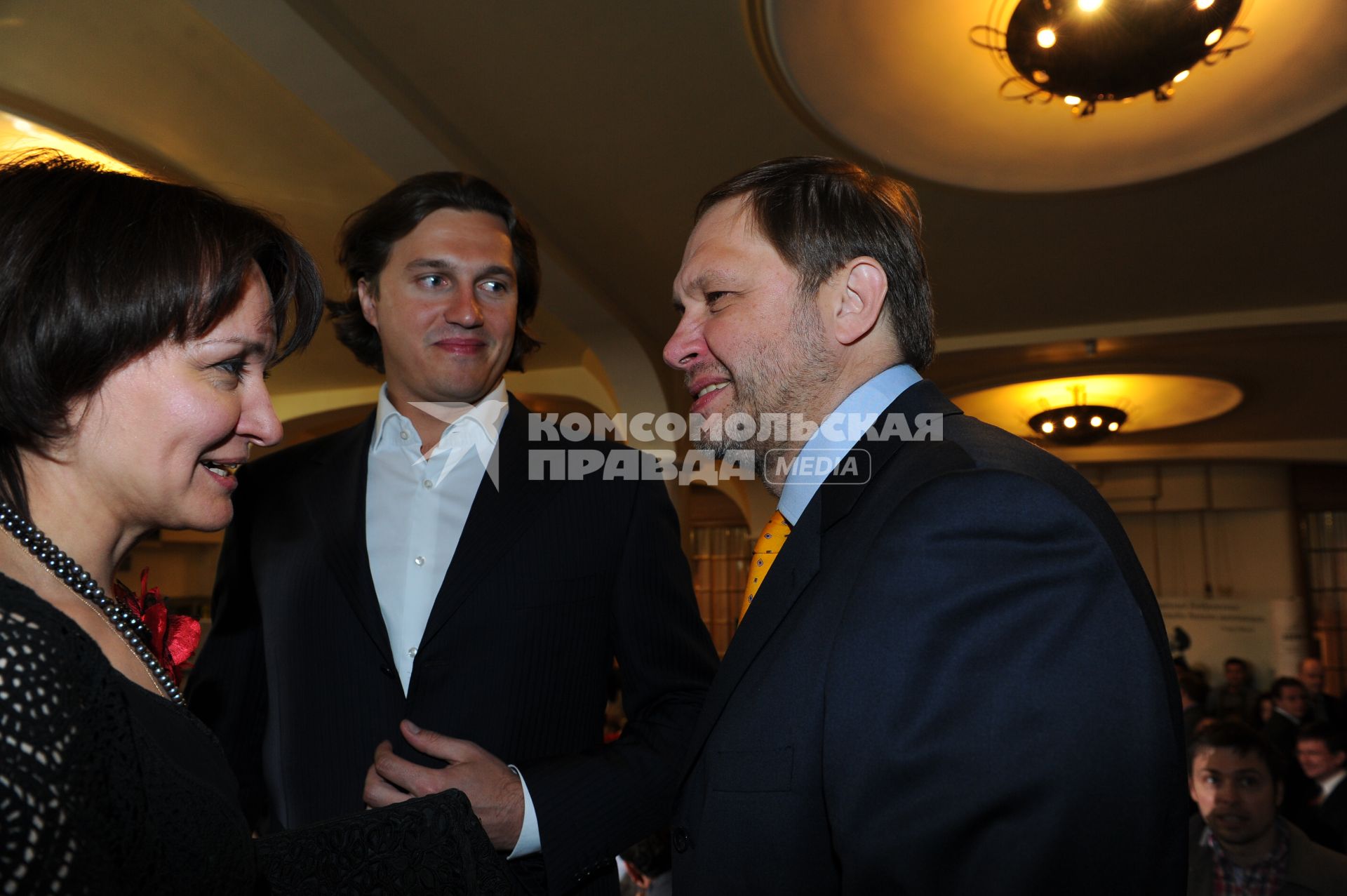 Награждение победителей конкурса `ТЭФИ-2011` в номинациях категории `Профессия`. На снимке: телеведущие Кирилл Набутов (справа) и Виктор Набутов перед церемонией награждения.