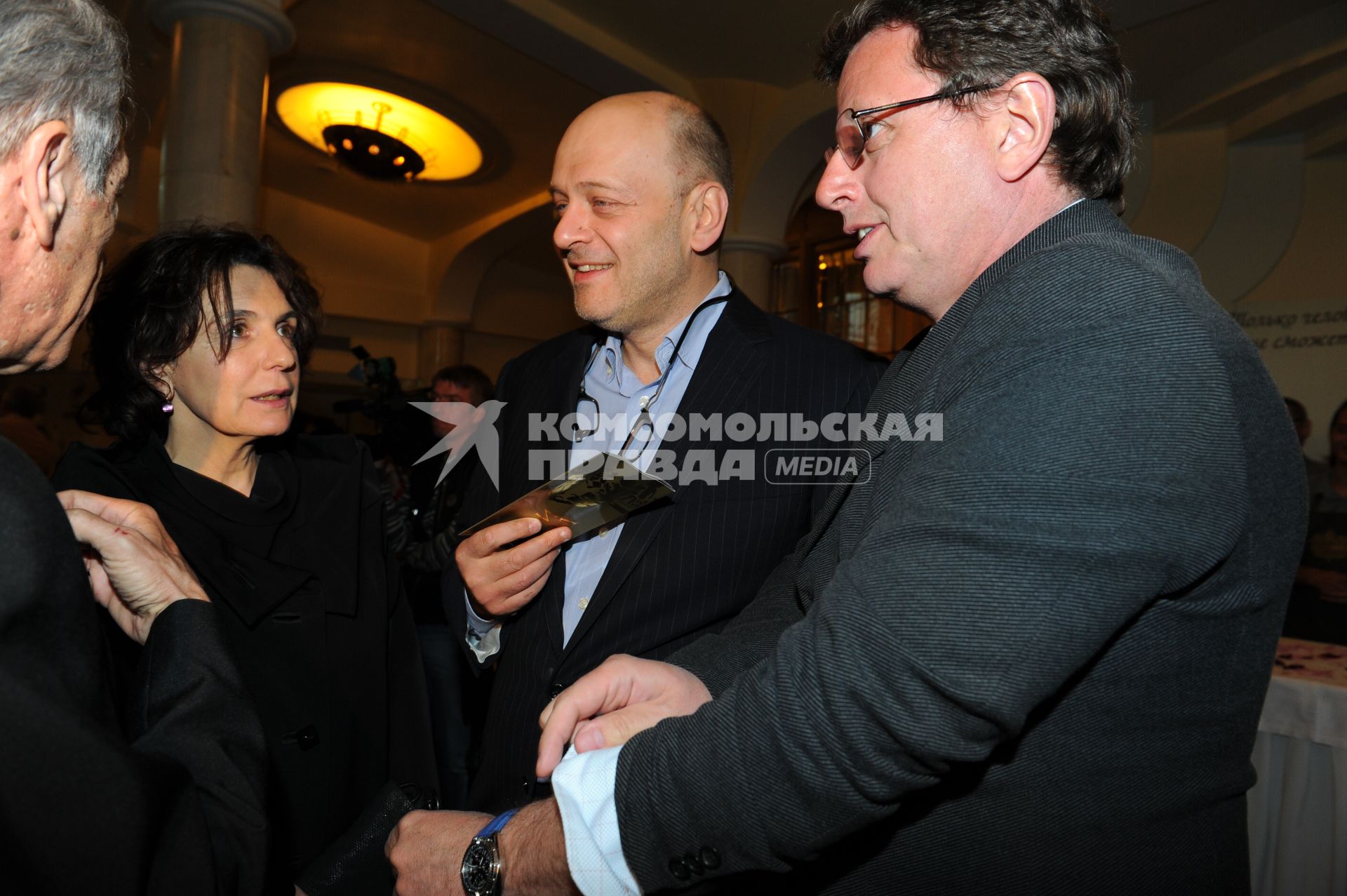 Награждение победителей конкурса `ТЭФИ-2011` в номинациях категории `Профессия`. На снимке: телеведущий Михаил Ширвиндт и режиссер, продюсер Денис Евстигнеев (справа налево )перед церемонией награждения.
