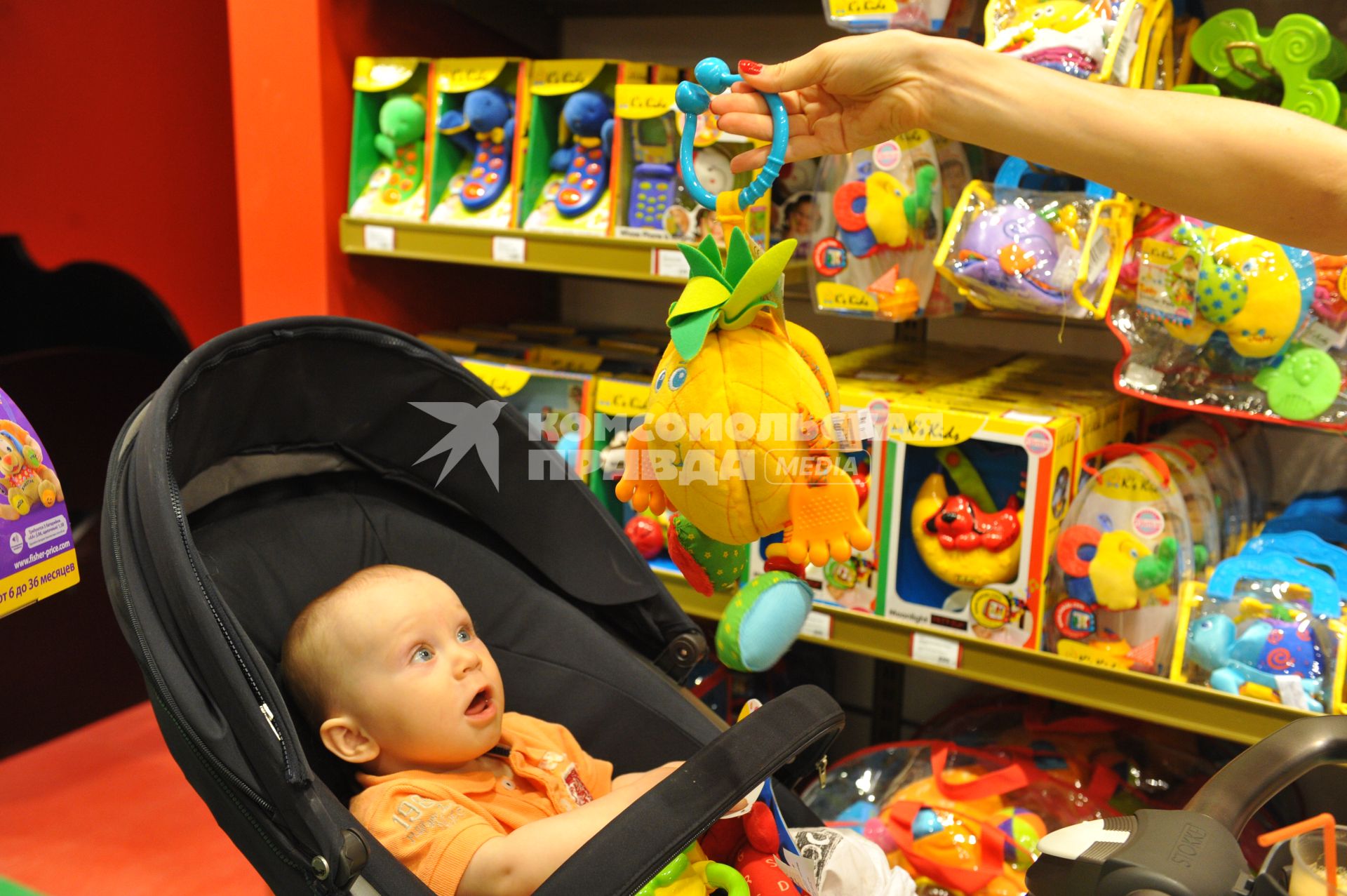 ТРЦ `Европейский`. Торжественное открытие первого российского магазина Hamleys . На снимке: ребенок и мягкая игрушка.