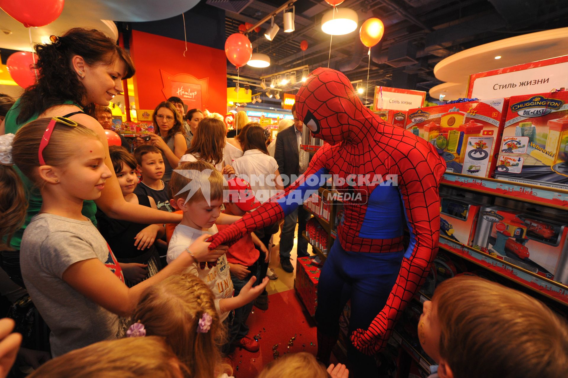 ТРЦ `Европейский`. Торжественное открытие первого российского магазина Hamleys . На снимке: человек-паук в детском магазине.