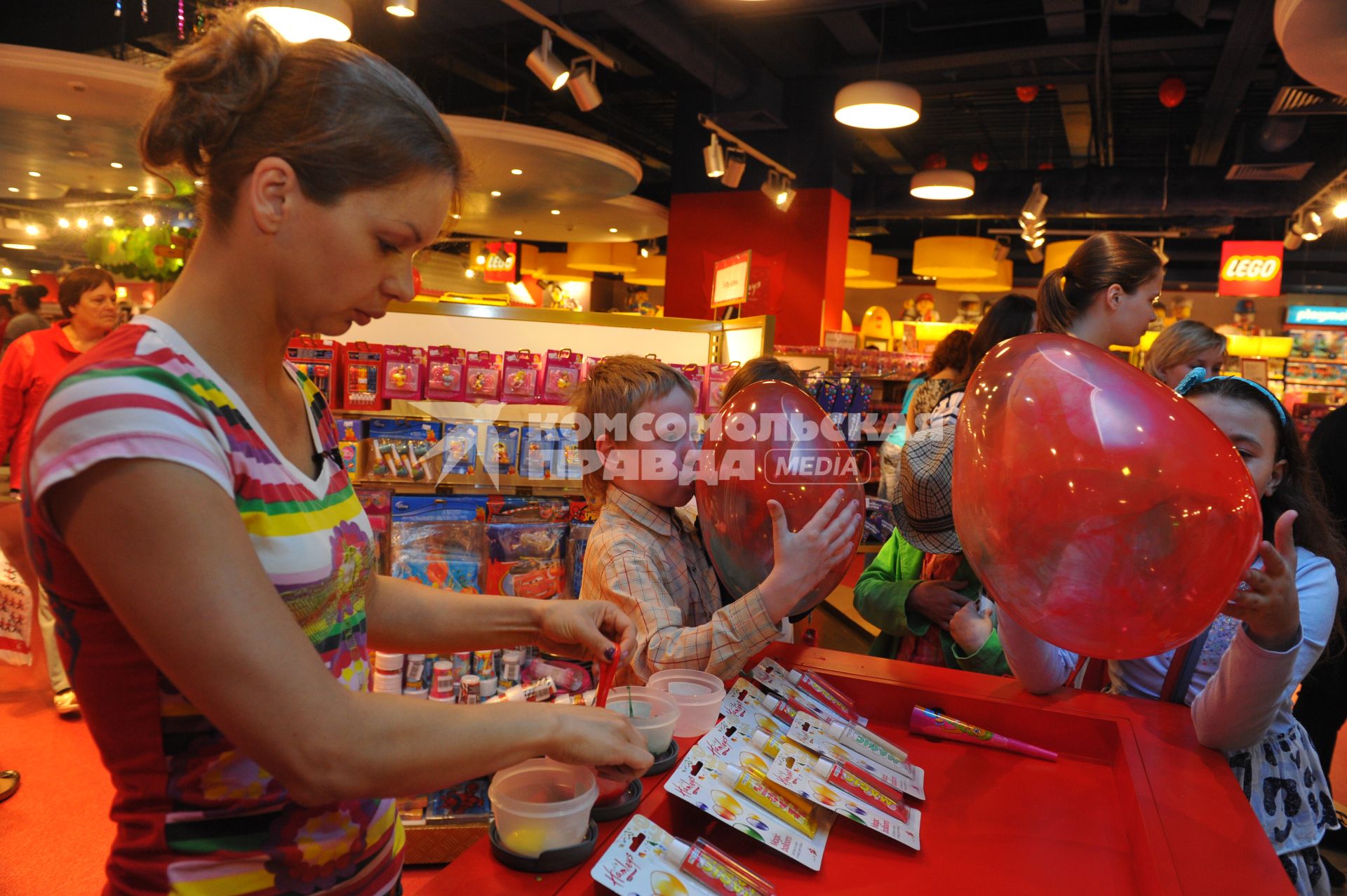 ТРЦ `Европейский`. Торжественное открытие первого российского магазина Hamleys . На снимке: актриса Алиса Гребенщикова.