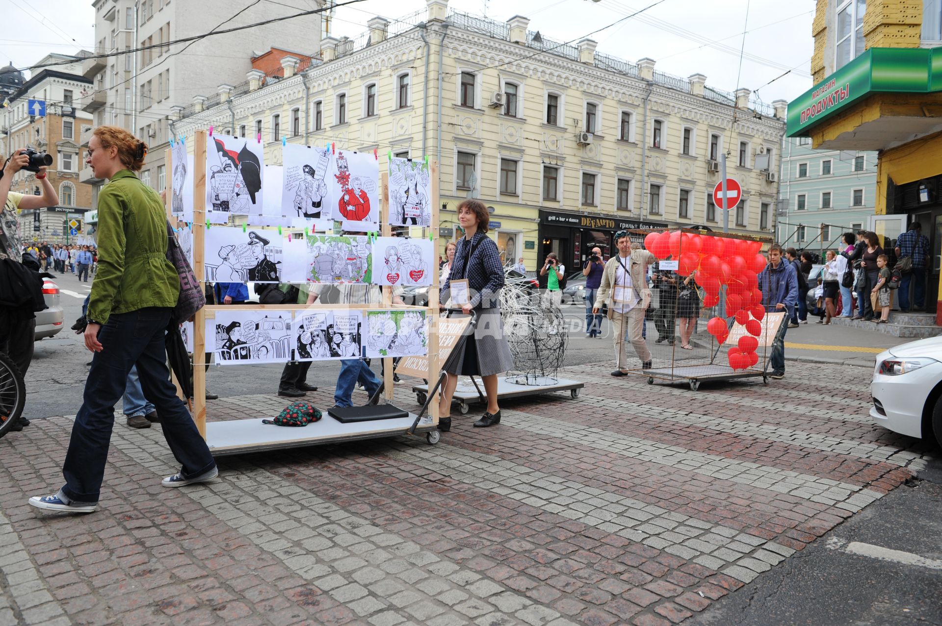 Акция художников `Кочевой музей современного искусства`.  На снимке: участники акции во время шествия от Боброва переулка до Музея современного искусства.
