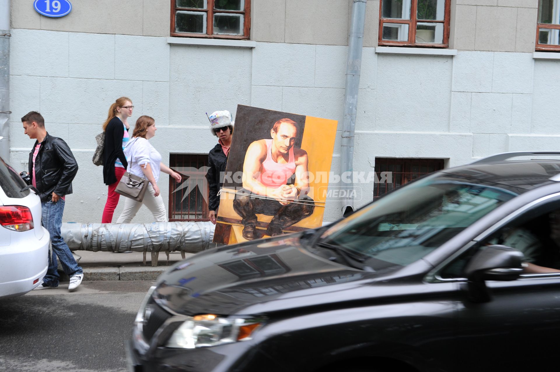 Акция художников `Кочевой музей современного искусства`.  На снимке: участник акции во время шествия от Боброва переулка до Музея современного искусства.