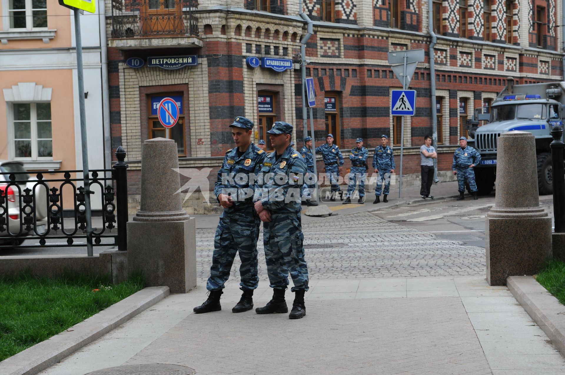 Петровский бульвар. На снимке: сотрудники ОМОНа у пешеходного перехода.