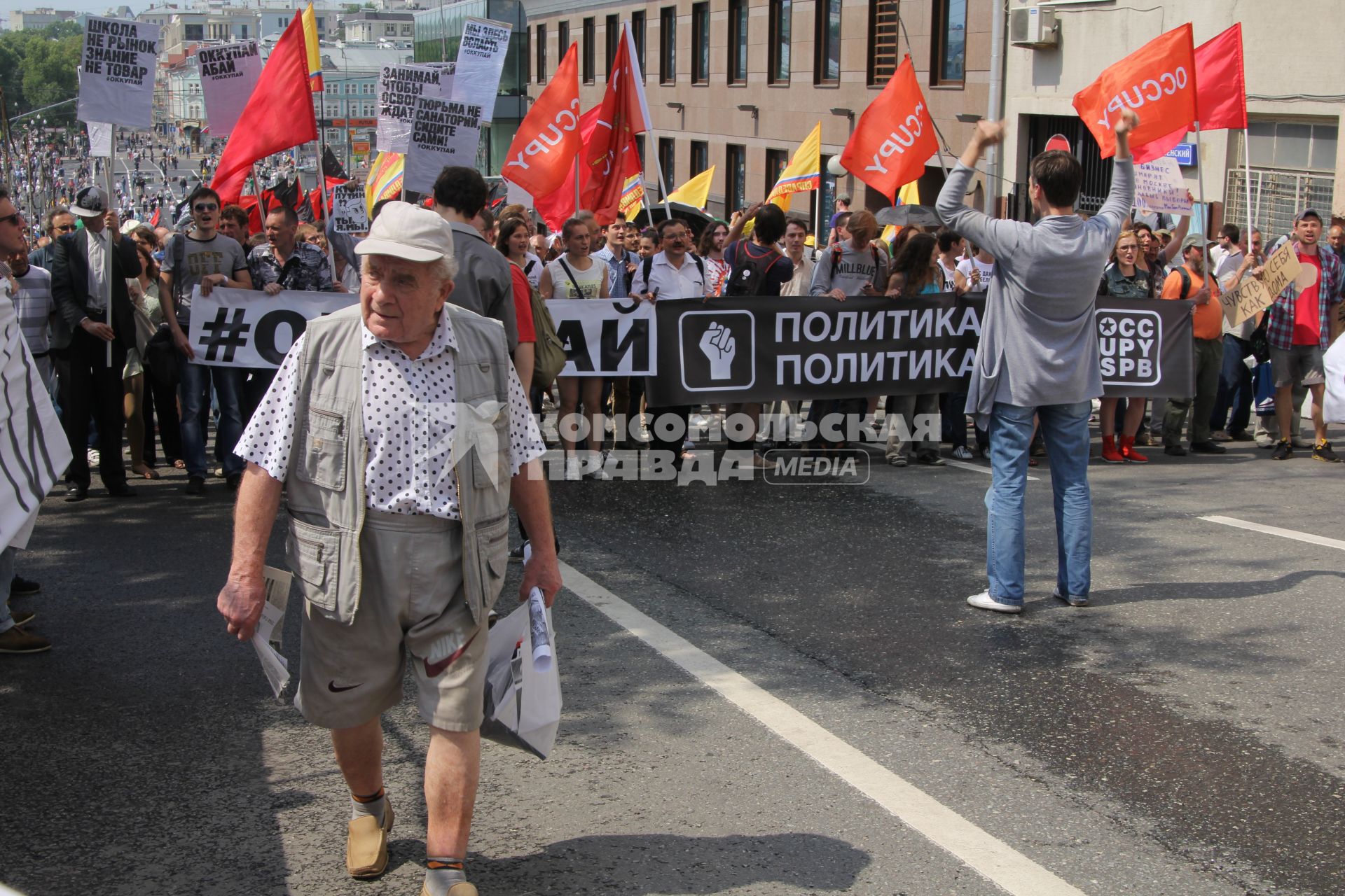 Акция оппозиции `Марш миллионов`.  На снимке: участники акции во время шествия от Пушкинской площади до проспекта Сахарова.