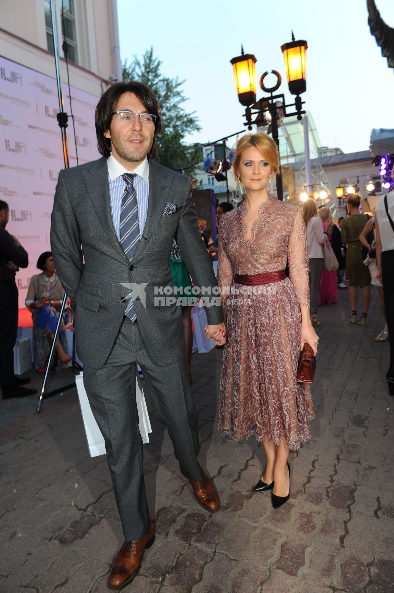 Московский музей современного искусства. Ежегодный бал `May Fashion 2012`. На снимке: телеведущий Андрей Малахов и его супруга, издатель журнала Elle Наталья Шкулева.