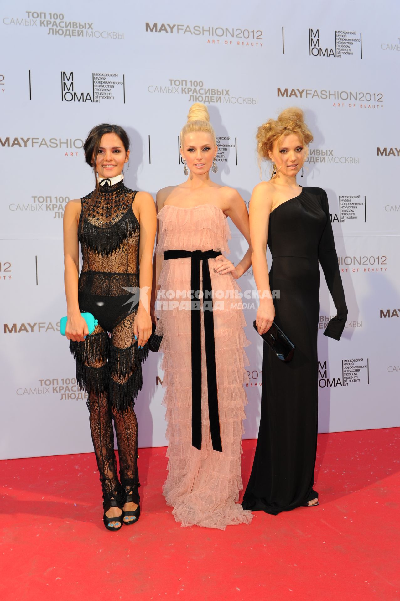 Московский музей современного искусства. Ежегодный бал `May Fashion 2012`. На снимке (слева направо): участницы группы `Фабрика` Катя Ли, Александра Савельева и Ирина Тонева.