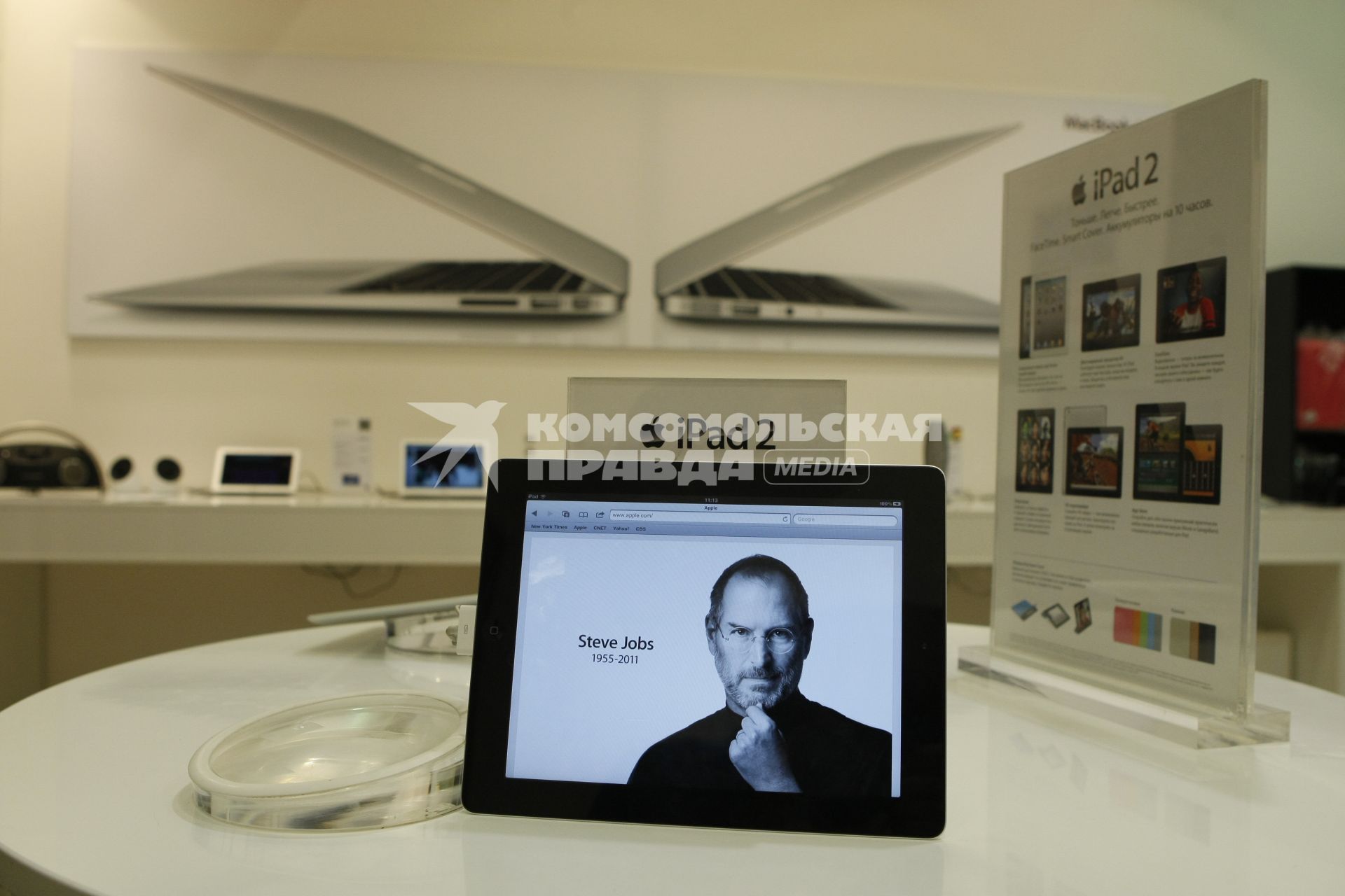 Траур по Стиву Джобсу. В магазине продажи компьютеров Apple на экране IPad`а изображение основателя компании Стива Джобса.