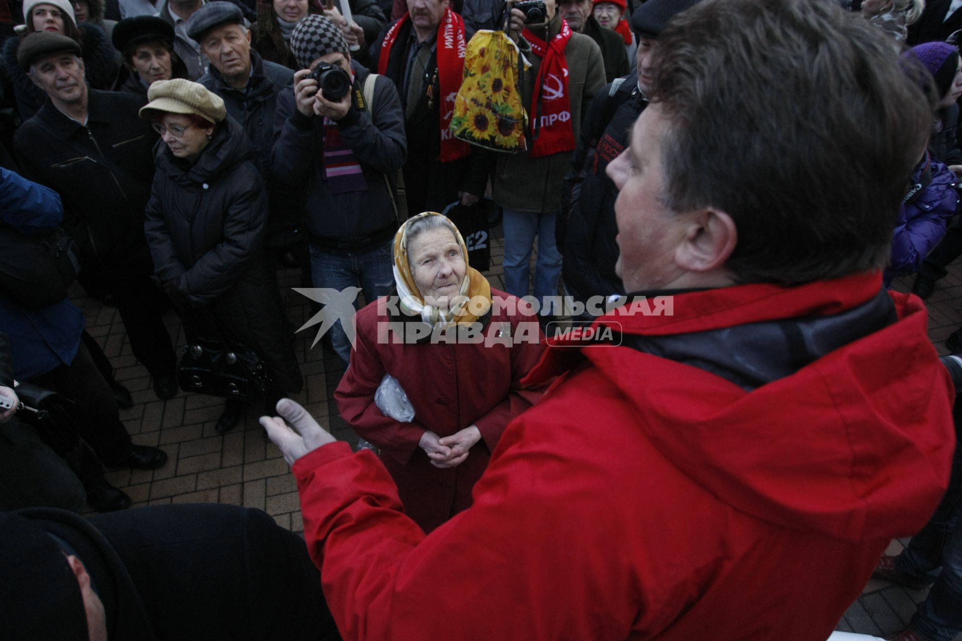 Митинг несистемной оппозиции в Калининграде. Старушка смотрит на оратора.