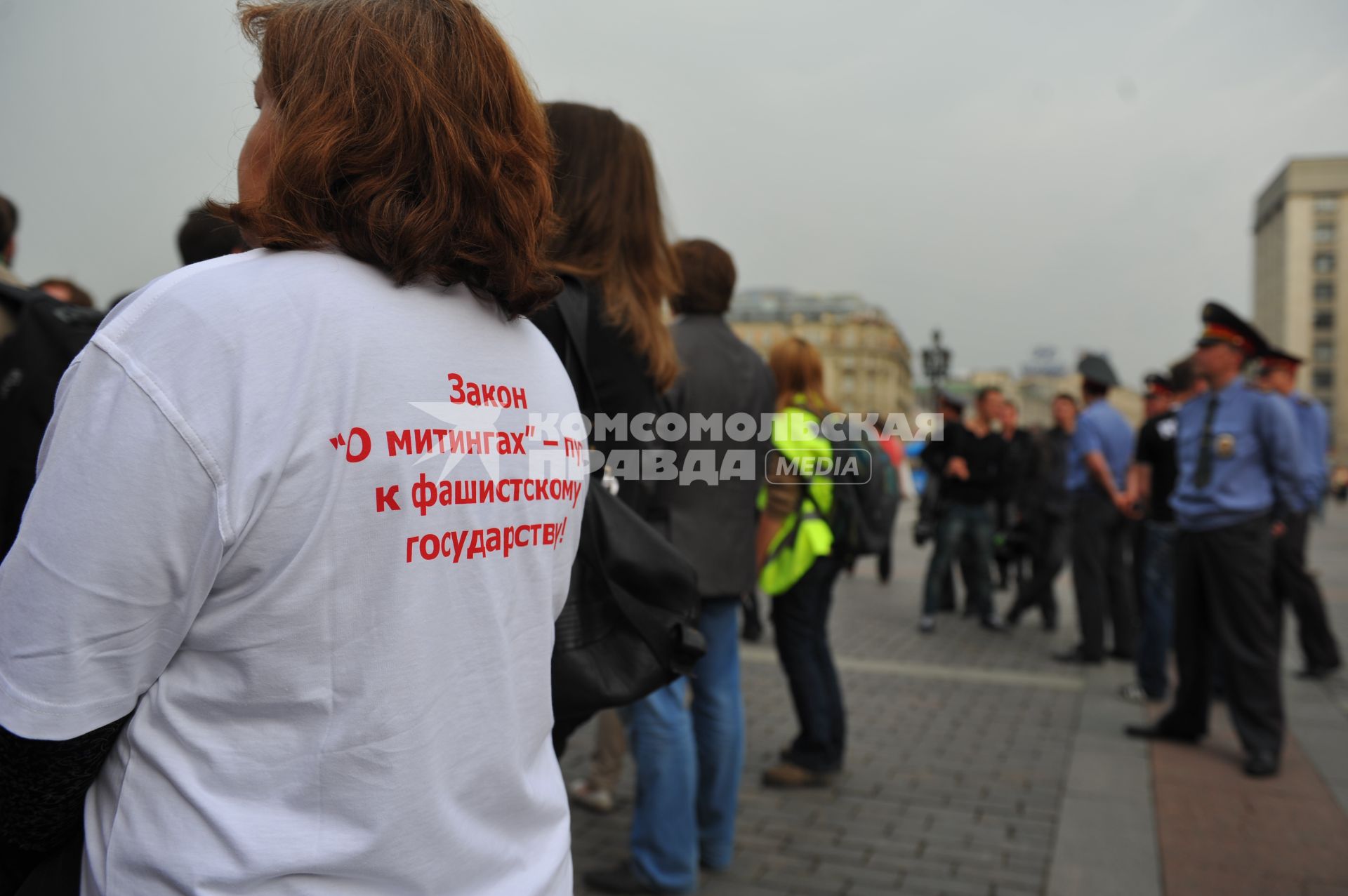 Манежная площадь. Акция против закона о повышении штрафов за нарушения на митингах. На снимке: надпись на майке `Закон `О митингах` - путь к фашистскому государству`.