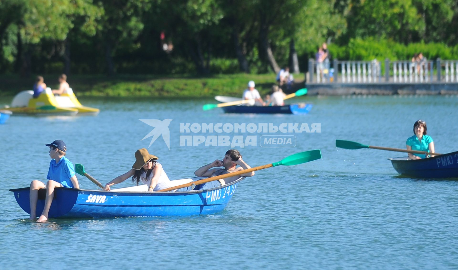 Измайловский парк. Люди катаются на лодках по пруду.