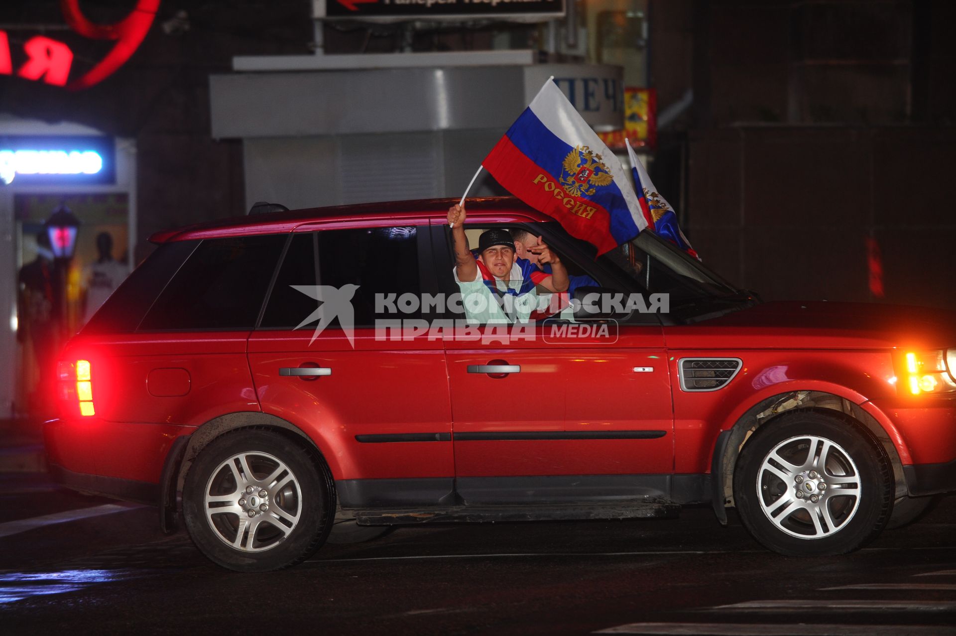 Российские болельщики в Москве празднуют победу сборной России по футболу после окончания матча группового этапа Чемпионата Европы по футболу между сборными командами России и Чехии, который прошел в Польше.