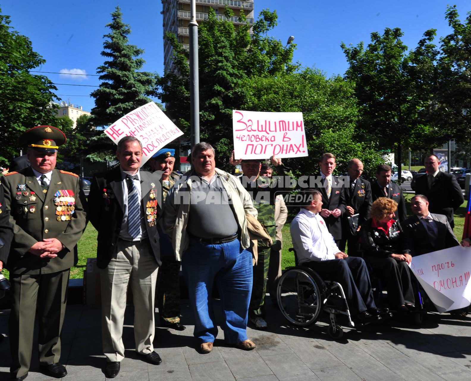 Митинг ветеранов-афганцев в защиту полицейских возле офиса радиостанции `Эхо Москвы`. На снимке: участники акции с плакатом `Защитим человека в погонах!`