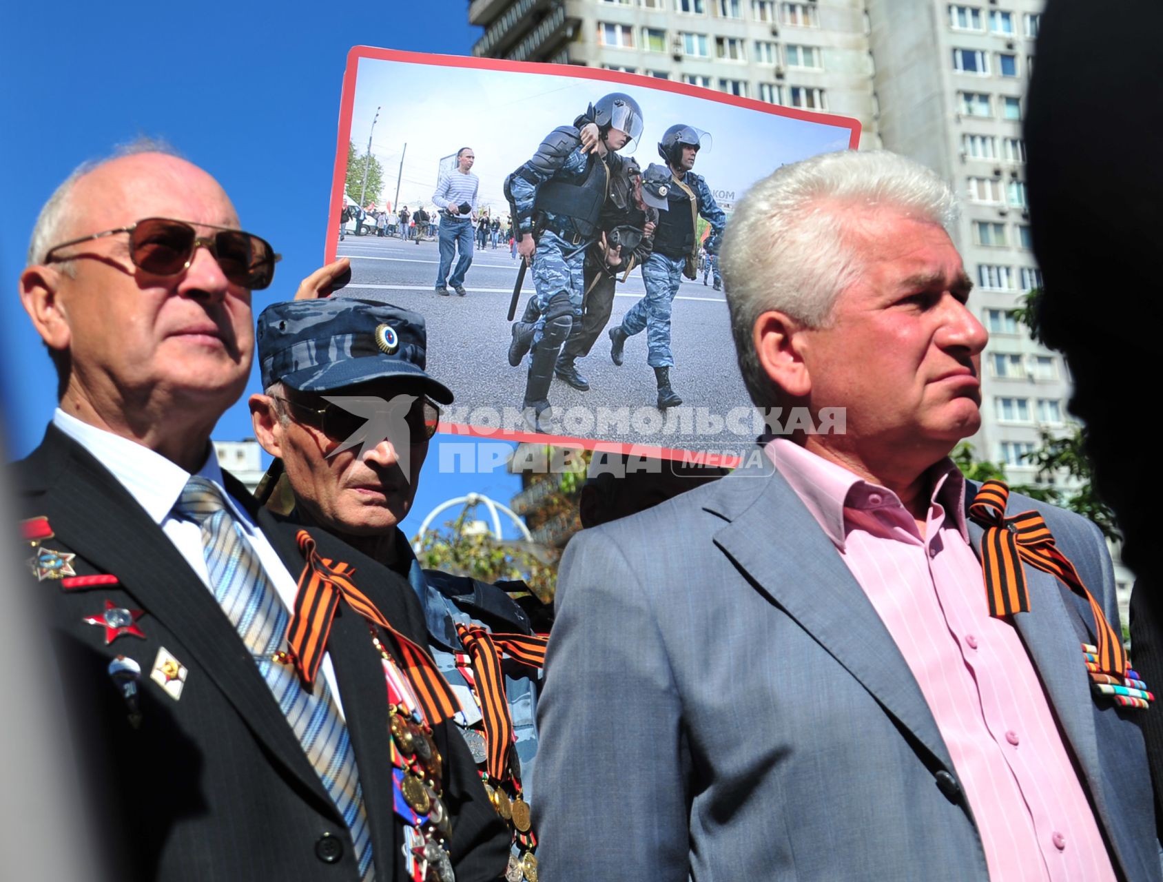 Митинг ветеранов-афганцев в защиту полицейских возле офиса радиостанции `Эхо Москвы`. На снимке: участники акции.