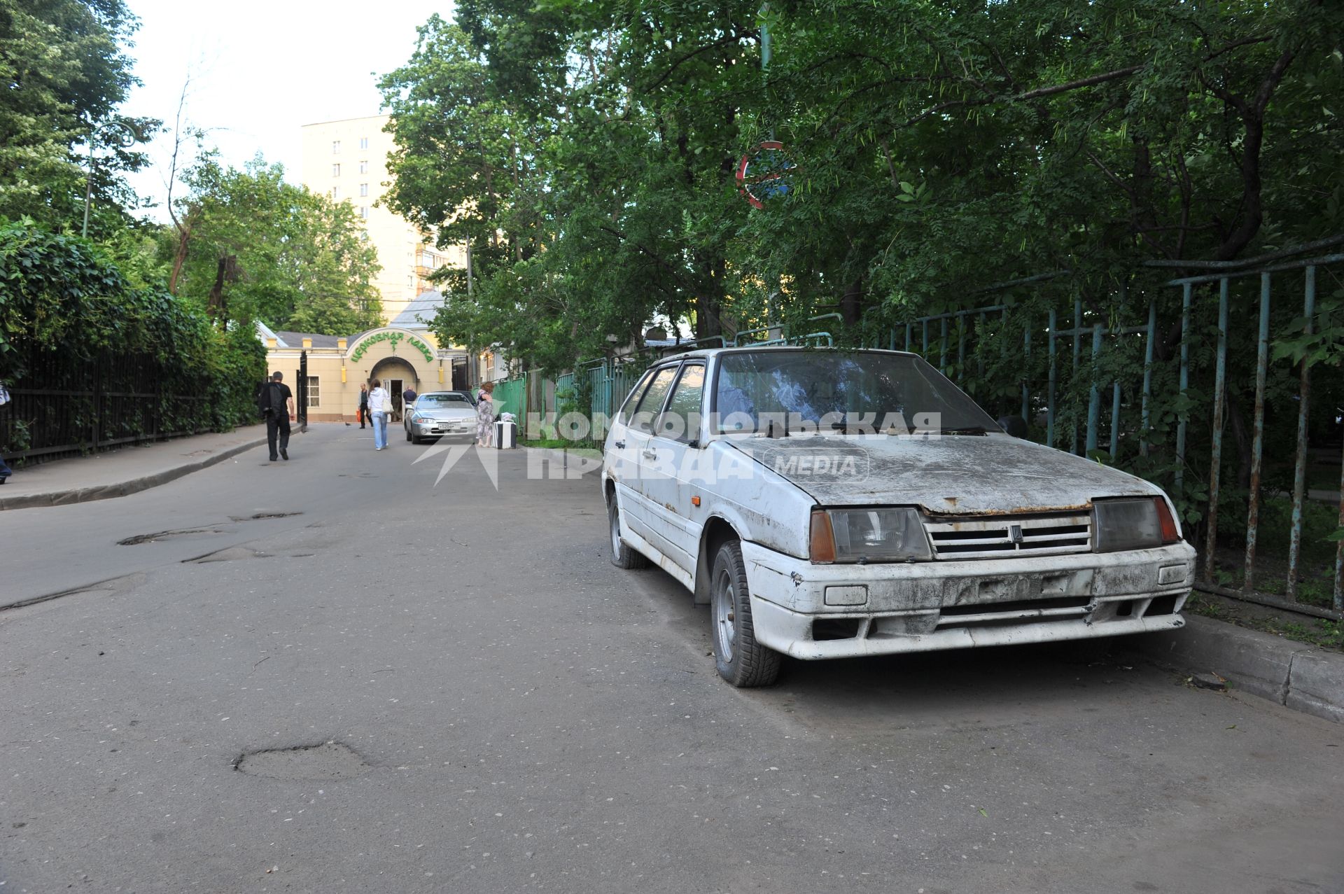 Бесхозный автомобиль во дворе.