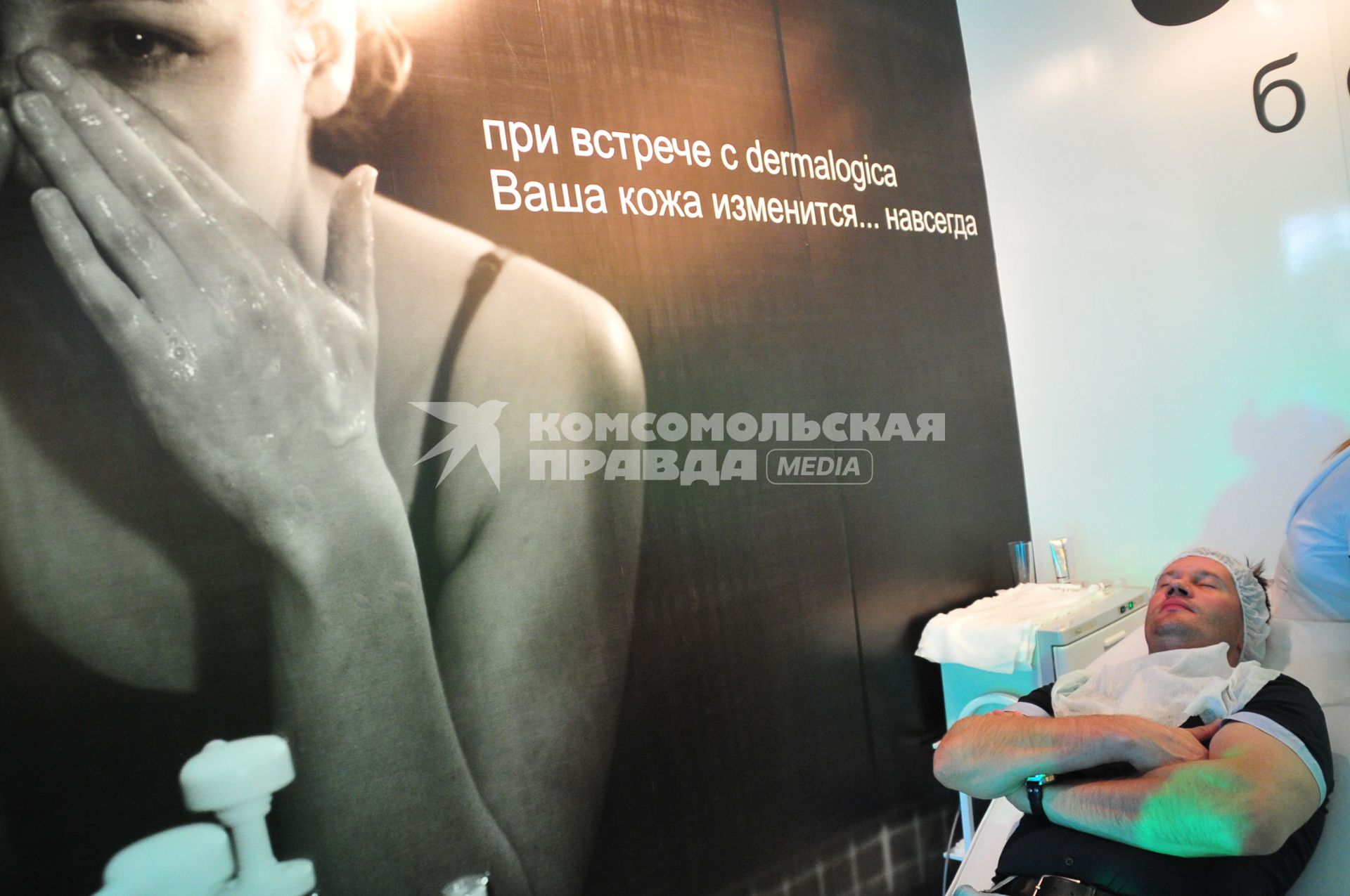 Презентация новинок косметики InStyle Beauty Bar 2012.  На снимке: гимнаст Алексей Немов на выставочном стенде косметической марки Dermalogica.