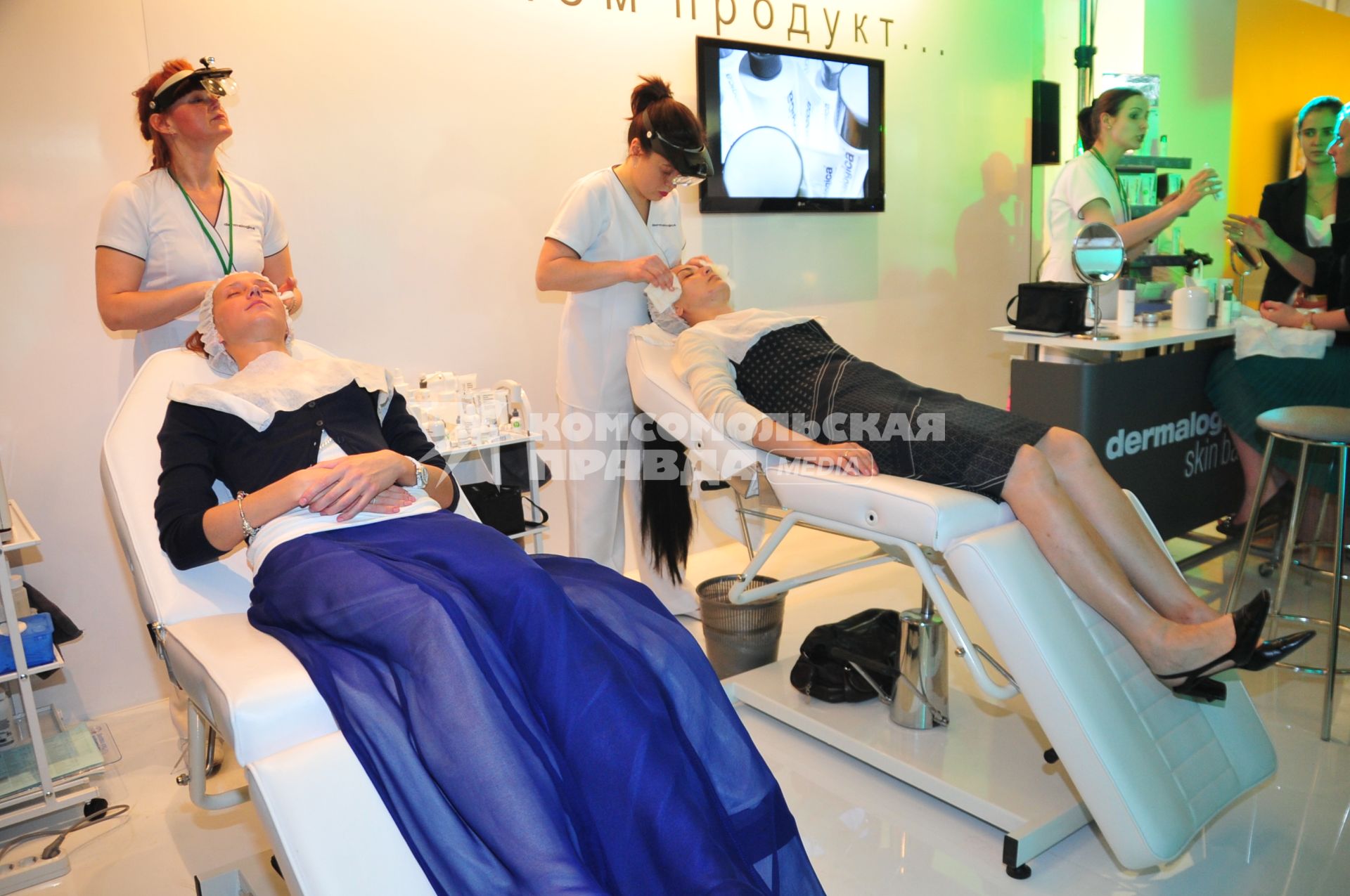 Презентация новинок косметики InStyle Beauty Bar 2012.  На снимке: женщины на выставочном стенде косметической марки Dermalogica.