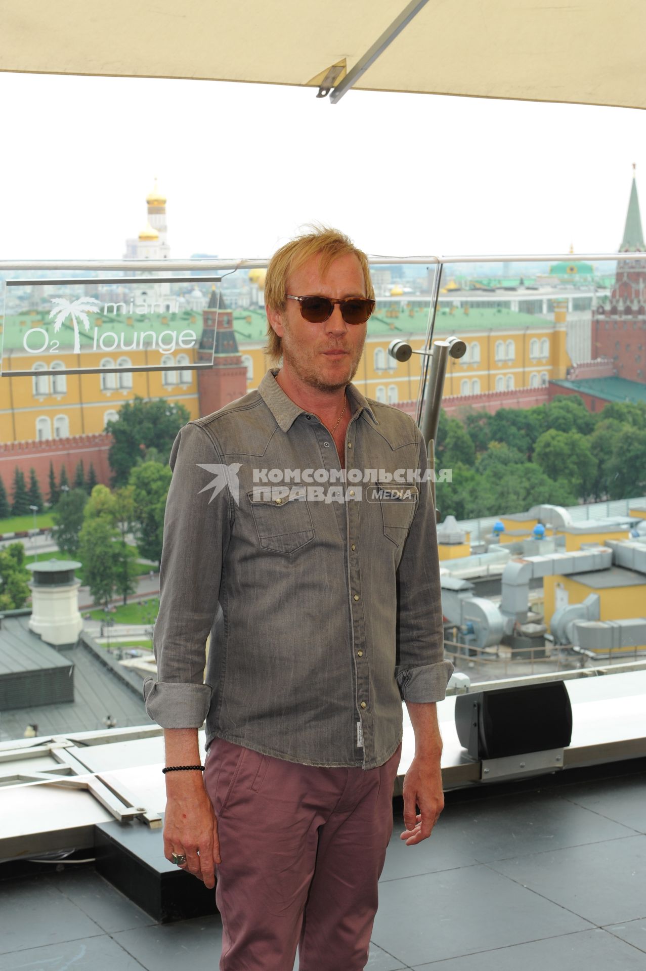 Отель Ritz-Carlton. Фотоколл перед пресс-конференцией, посвященной фильму `Новый Человек-Паук`. На снимке: актер Рис Иванс.