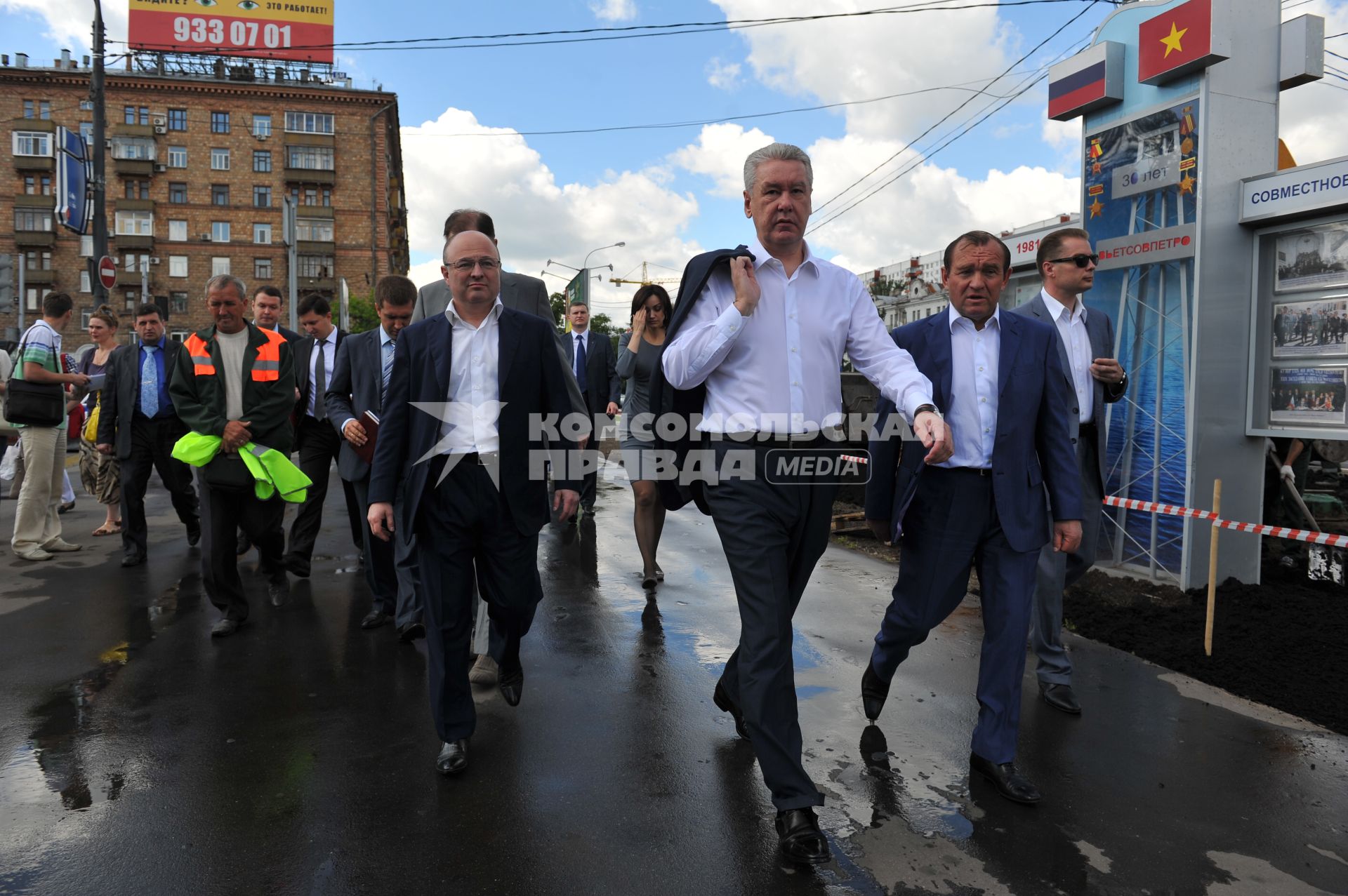 ЮВАО. На снимке: мэр Москвы Сергей Собянин (в центре) и заместитель мэра Москвы по вопросам ЖКХ и благоустройства Петр Бирюков (справа) проинспектировали проведенное благоустройство района Марьино.