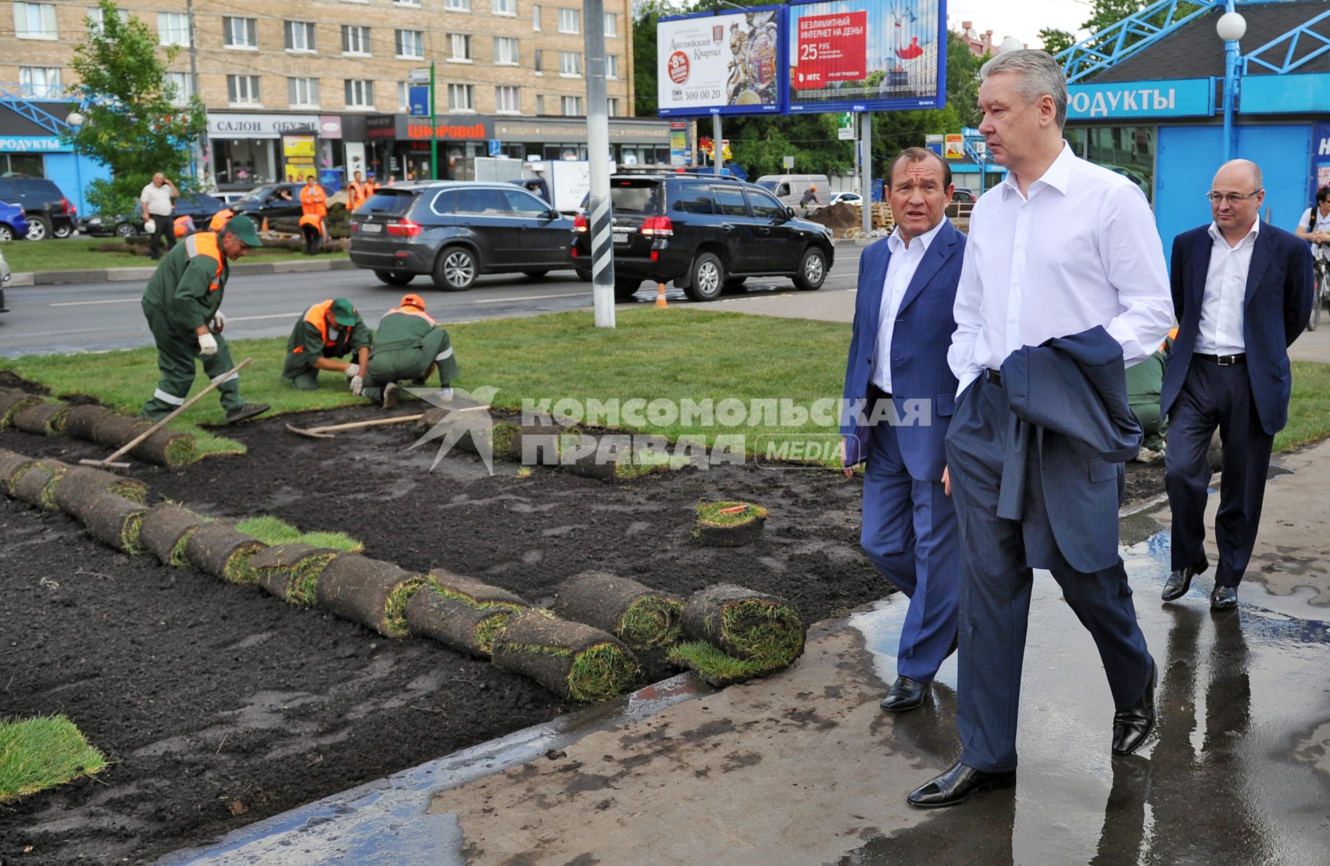 Губернаторский объезд района Марьино.  На снимке: мэр Москвы Сергей Собянин и заместитель мэра Москвы по вопросам ЖКХ и благоустройства Петр Бирюков (справа налево).