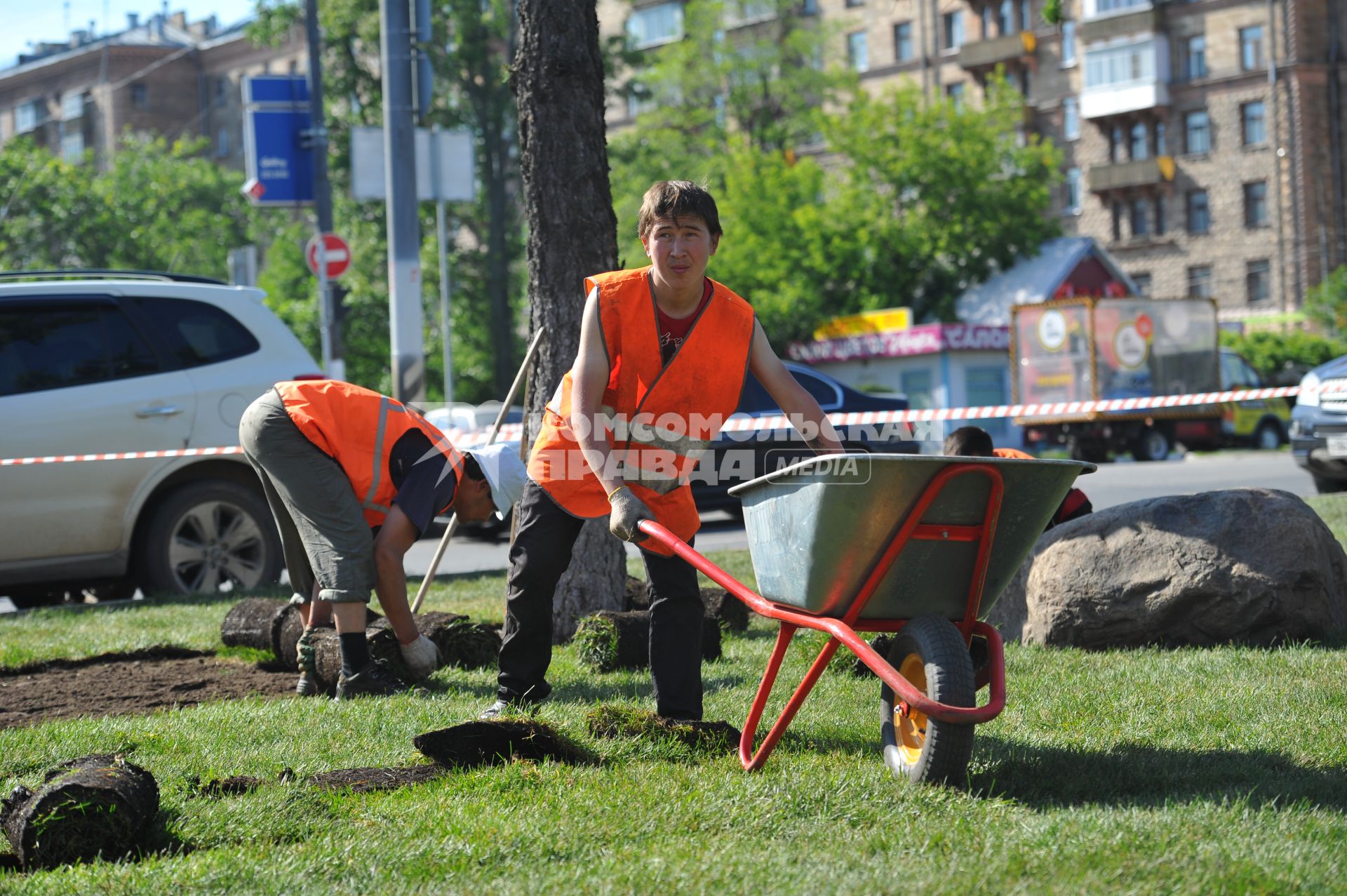 Озеленение города. На снимке: укладка газонной травы на улицах столицы.