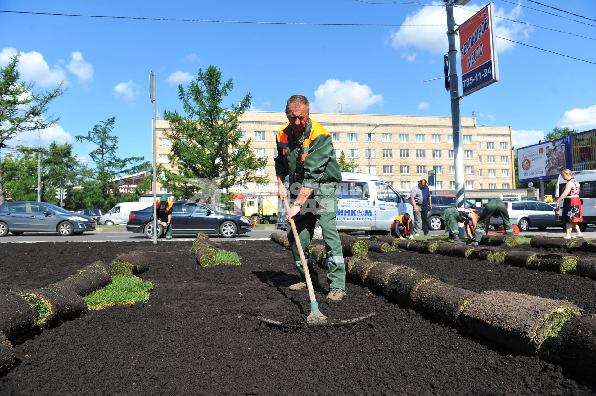 Озеленение города. На снимке: укладка газонной травы на улицах столицы.