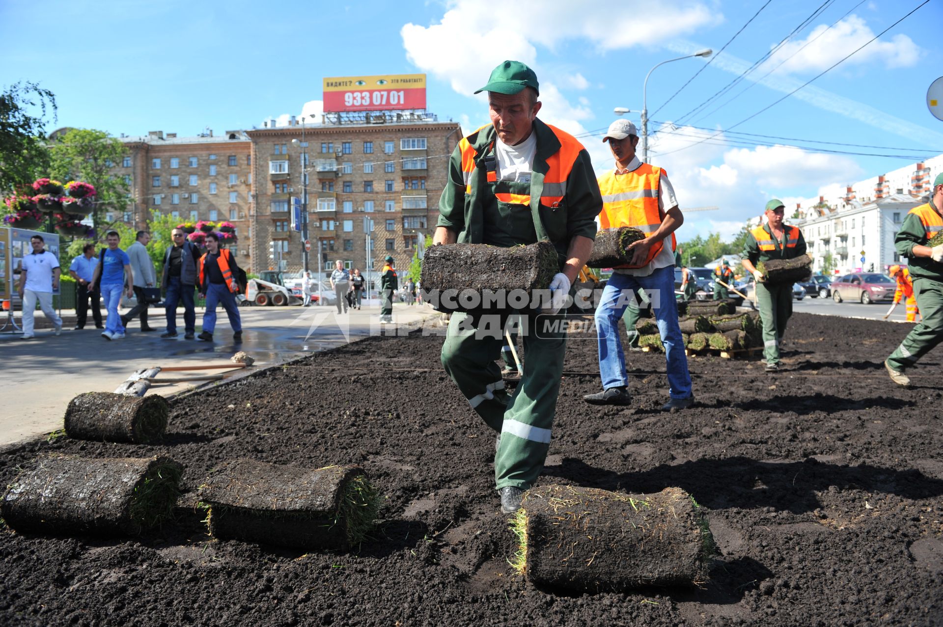 Озеленение города. На снимке: укладка газонной травы на улицах столицы.