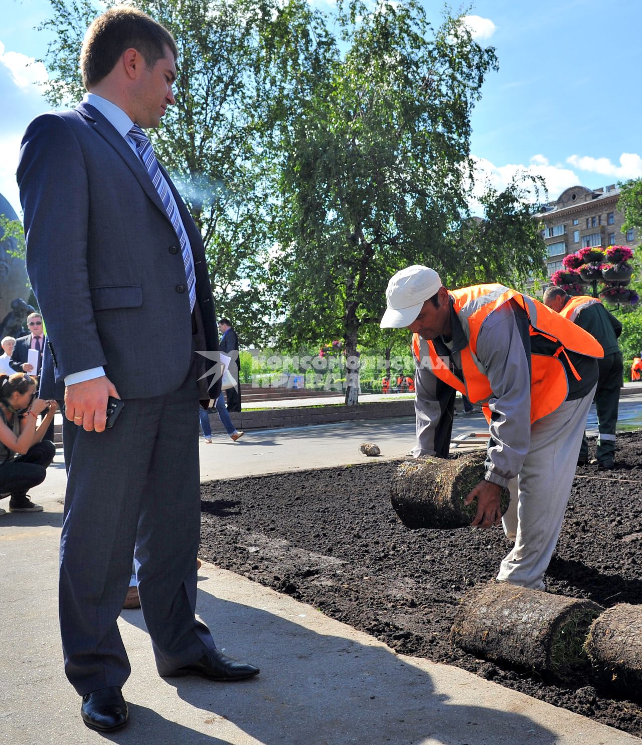 Озеленение города. На снимке: укладка газонной травы на улицах столицы.