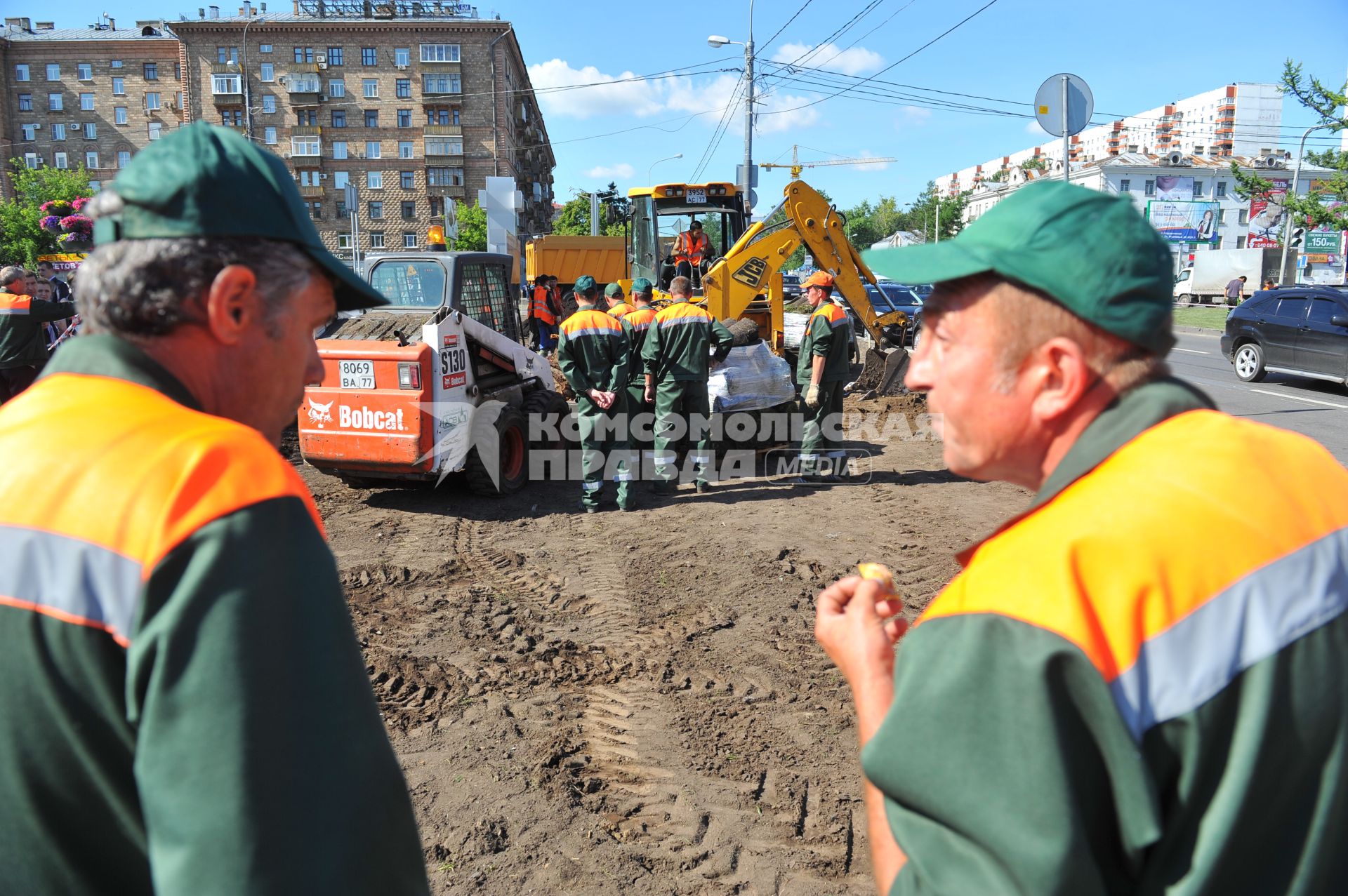 Благоустройство города. На снимке: подготовка грунта для укладки газонной травы.