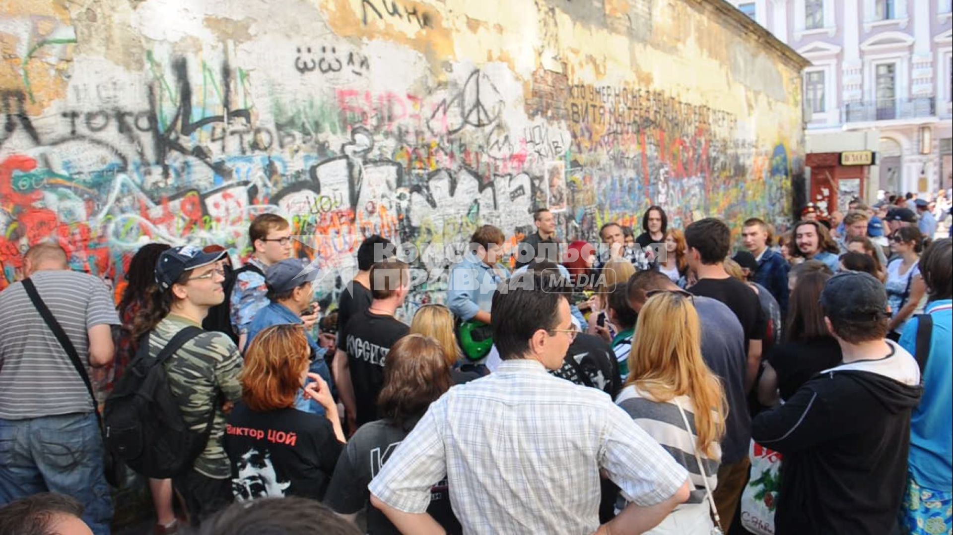 Поклонники Виктора Цоя и группы `Кино` у памятной стены на Арбате.