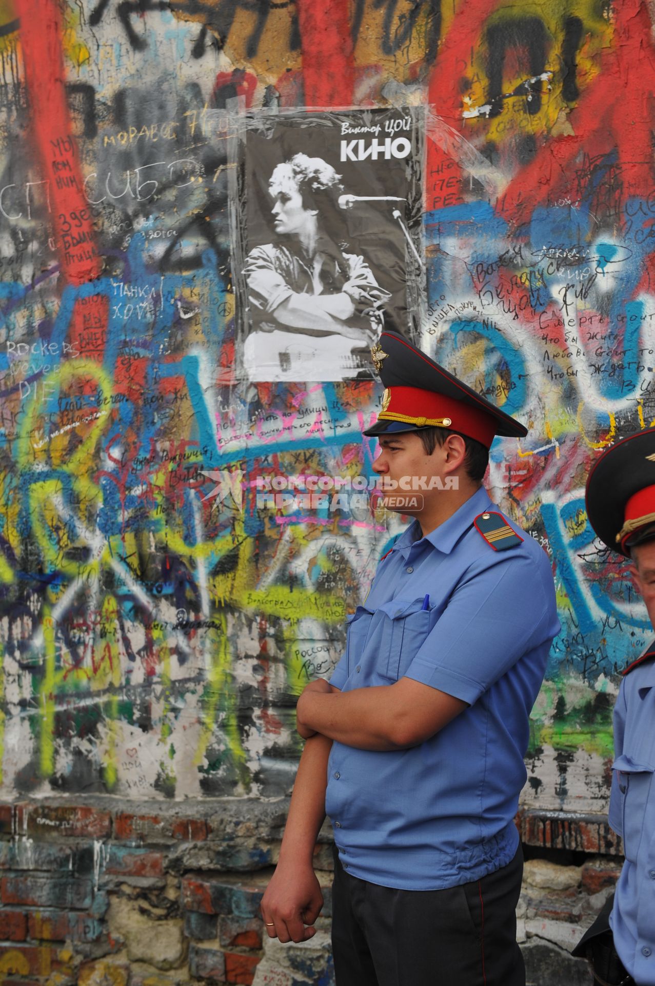 Арбат. Памятная стена музыканта Виктора Цоя. На снимке: полицейский.