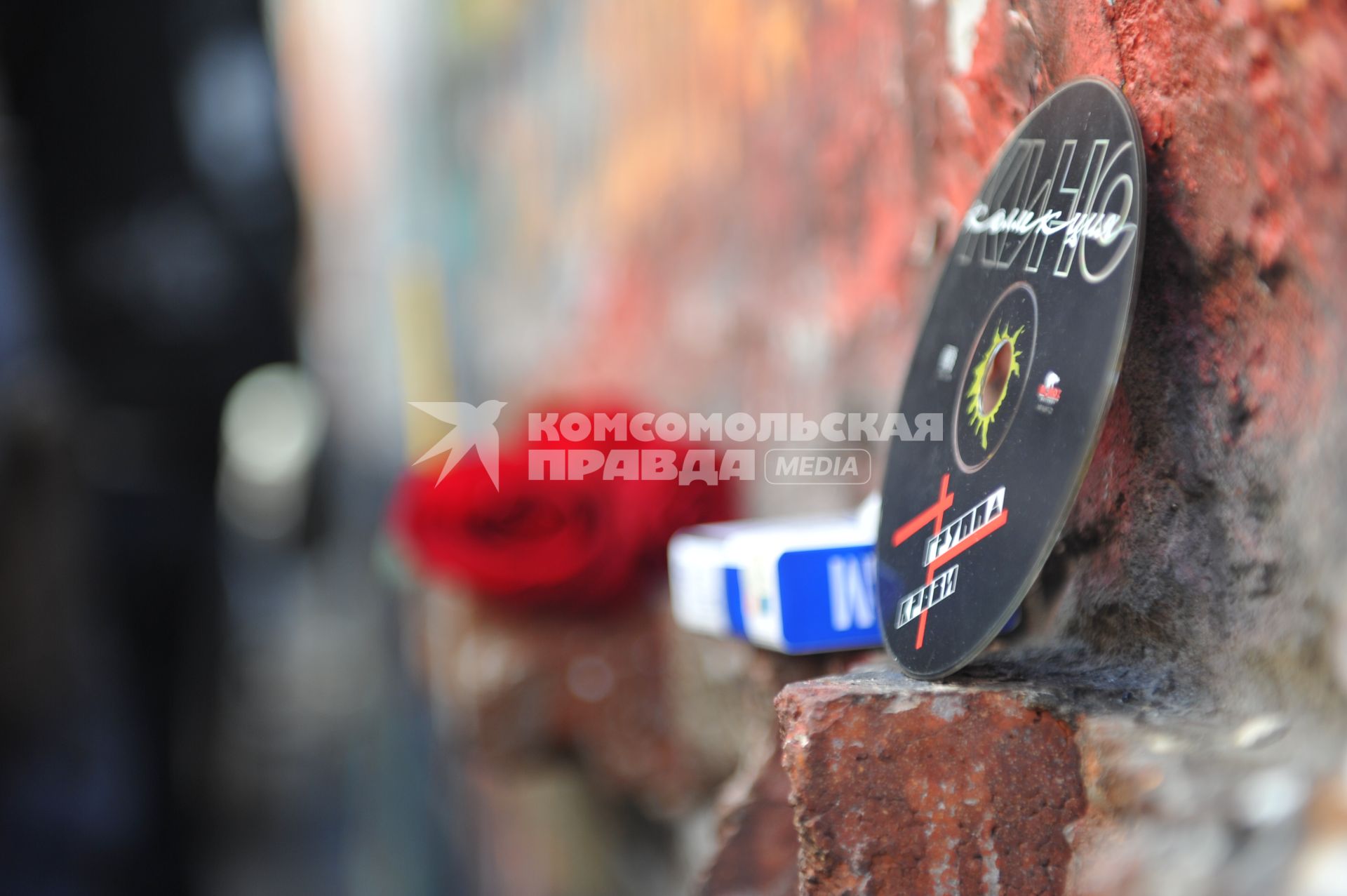 Арбат. На снимке: CD-диск группы `Кино`у памятной стены музыканта Виктора Цоя.
