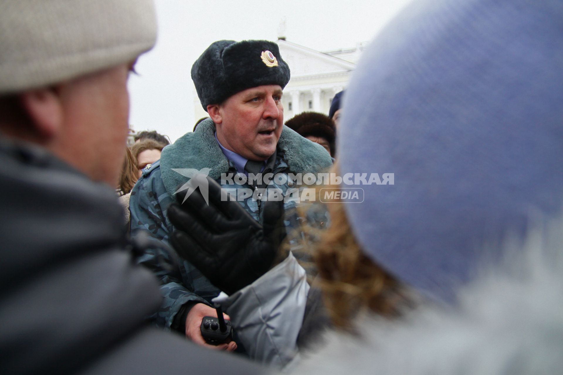 Митинг против произвола полиции в Казани на Пощади Свободы. На снимке представитель полиции среди митингующих.