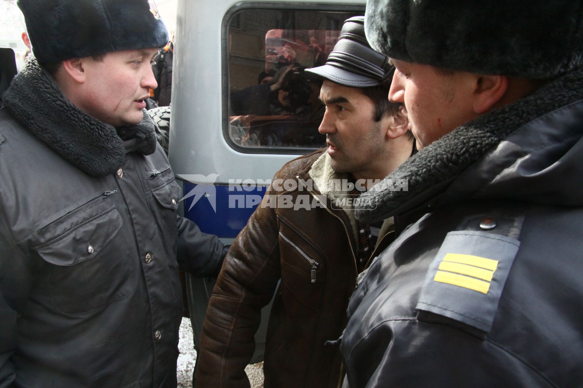 Митинг против произвола полиции в Казани на Черном озере у здания МВД. Представитель полиции общается с митингующим.