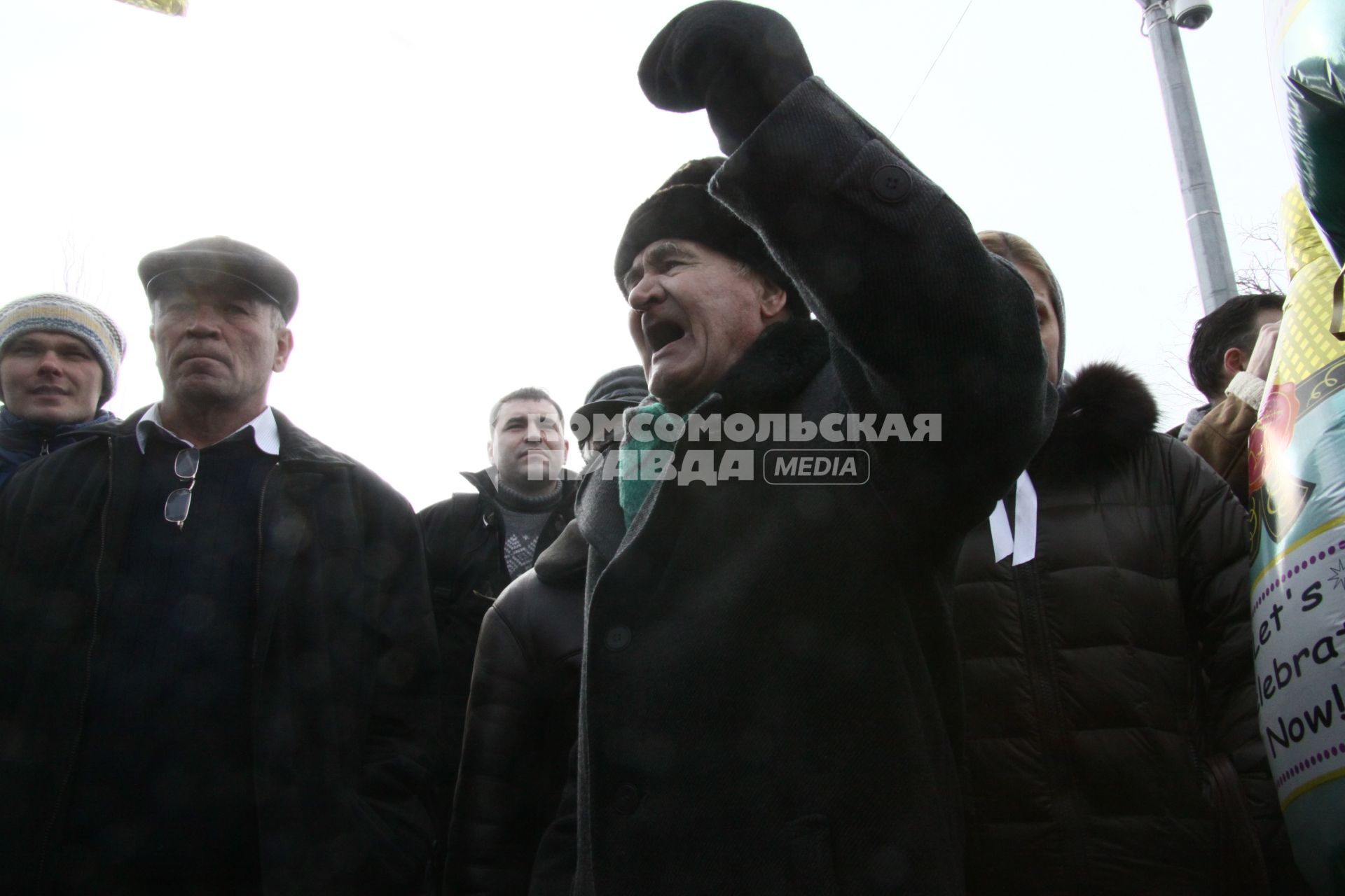 Митинг против произвола полиции в Казани. На Черном озере у здания МВД РТ. На снимке митингующий мужчина эмоционально разговаривает.