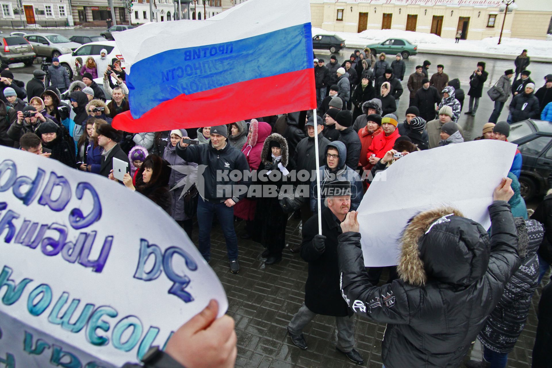 Митинг против произвола полиции в Казани на Пощади Свободы. На снимке люди с плакатами.