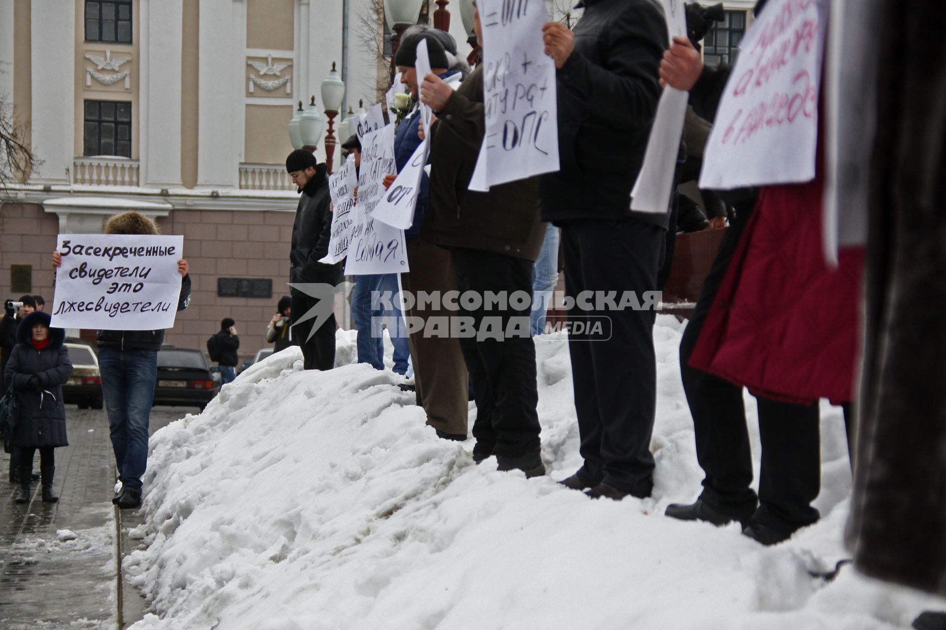 Митинг против произвола полиции в Казани на Пощади Свободы. На снимке люди с плакатами.