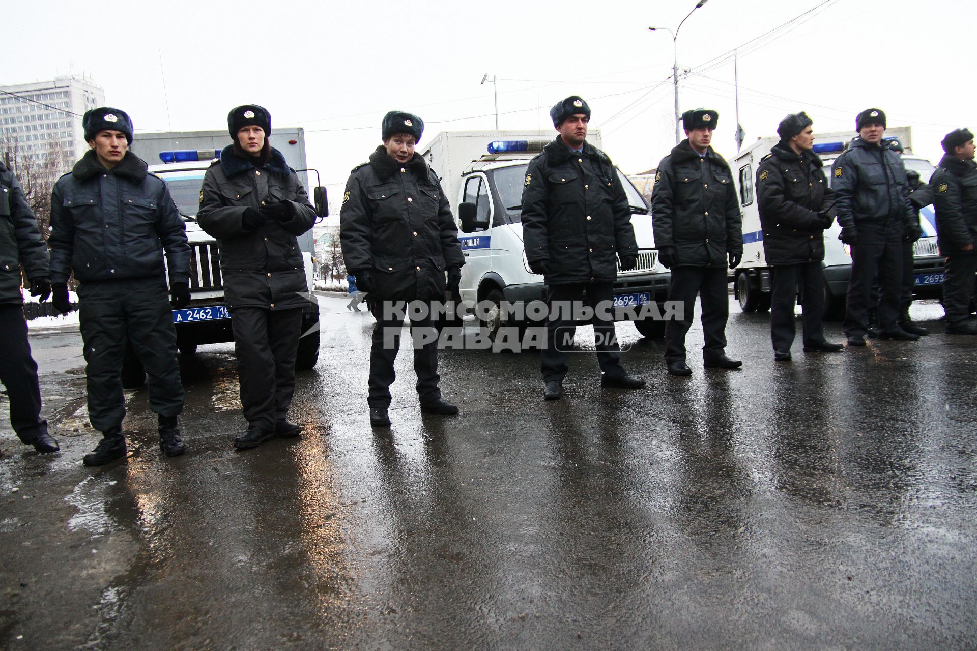 Митинг против произвола полиции в Казани на Пощади Свободы. На снимке оцепление из полицейских.